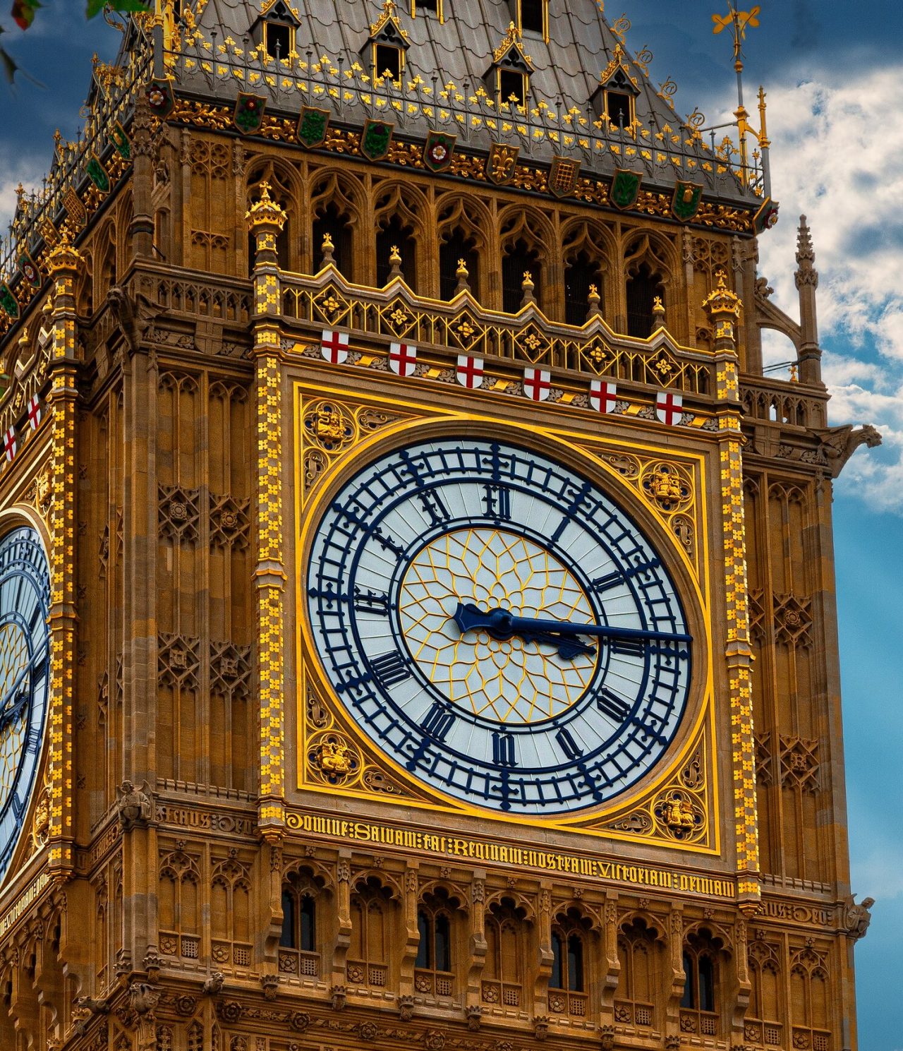 Vista de cerca del famoso reloj Big Ben, con sus detalles dorados, manecillas negras y el símbolo de Inglaterra