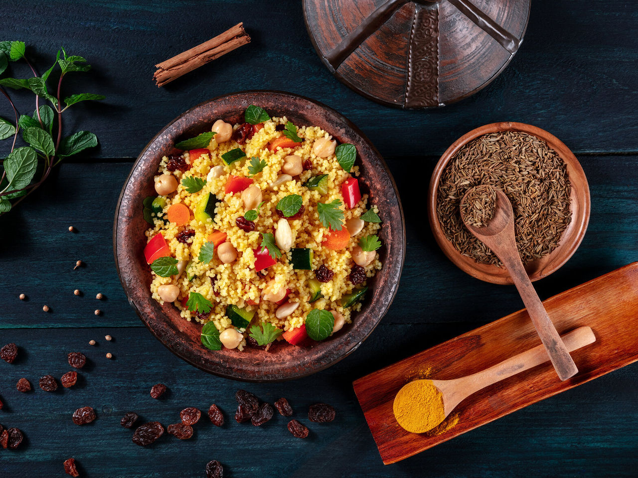 Couscous, un plat typique à Casablanca, servi dans des plats traditionnels avec de nombreuses épices