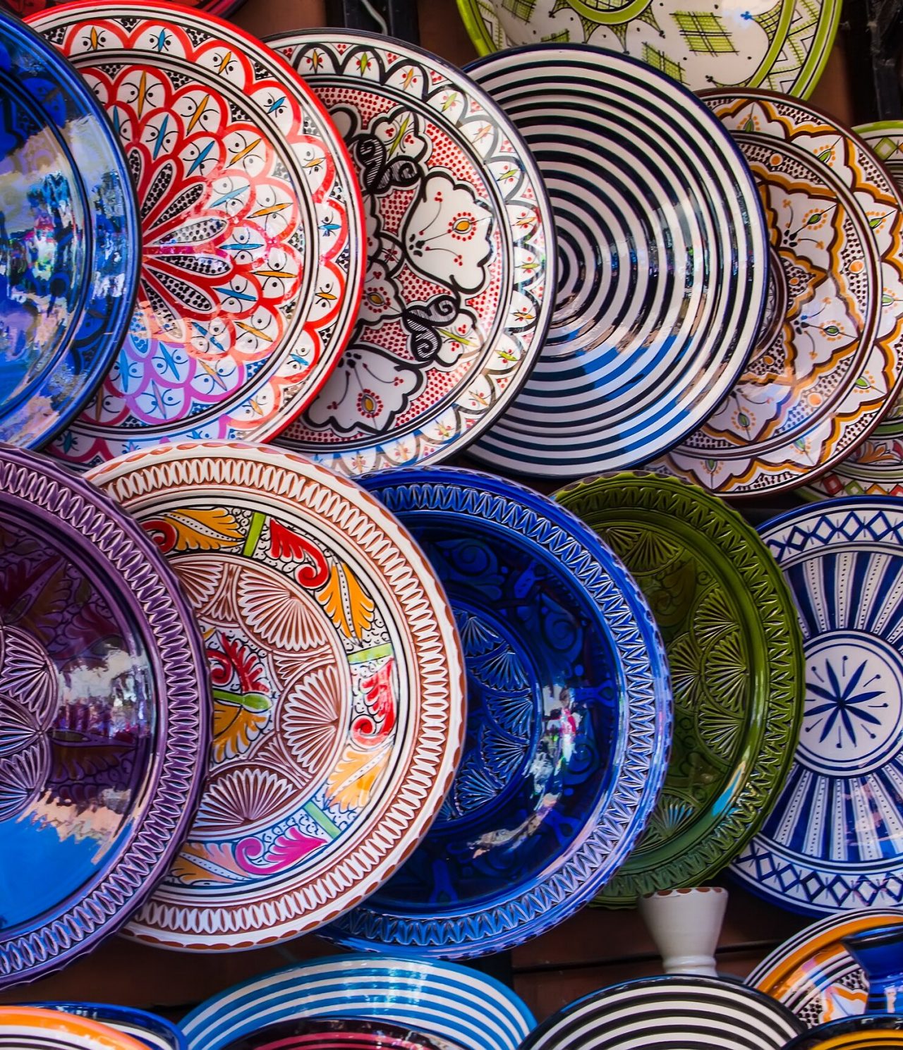 Diverses céramiques traditionnelles marocaines, chaque assiette avec des couleurs et des motifs captivants et symétriques