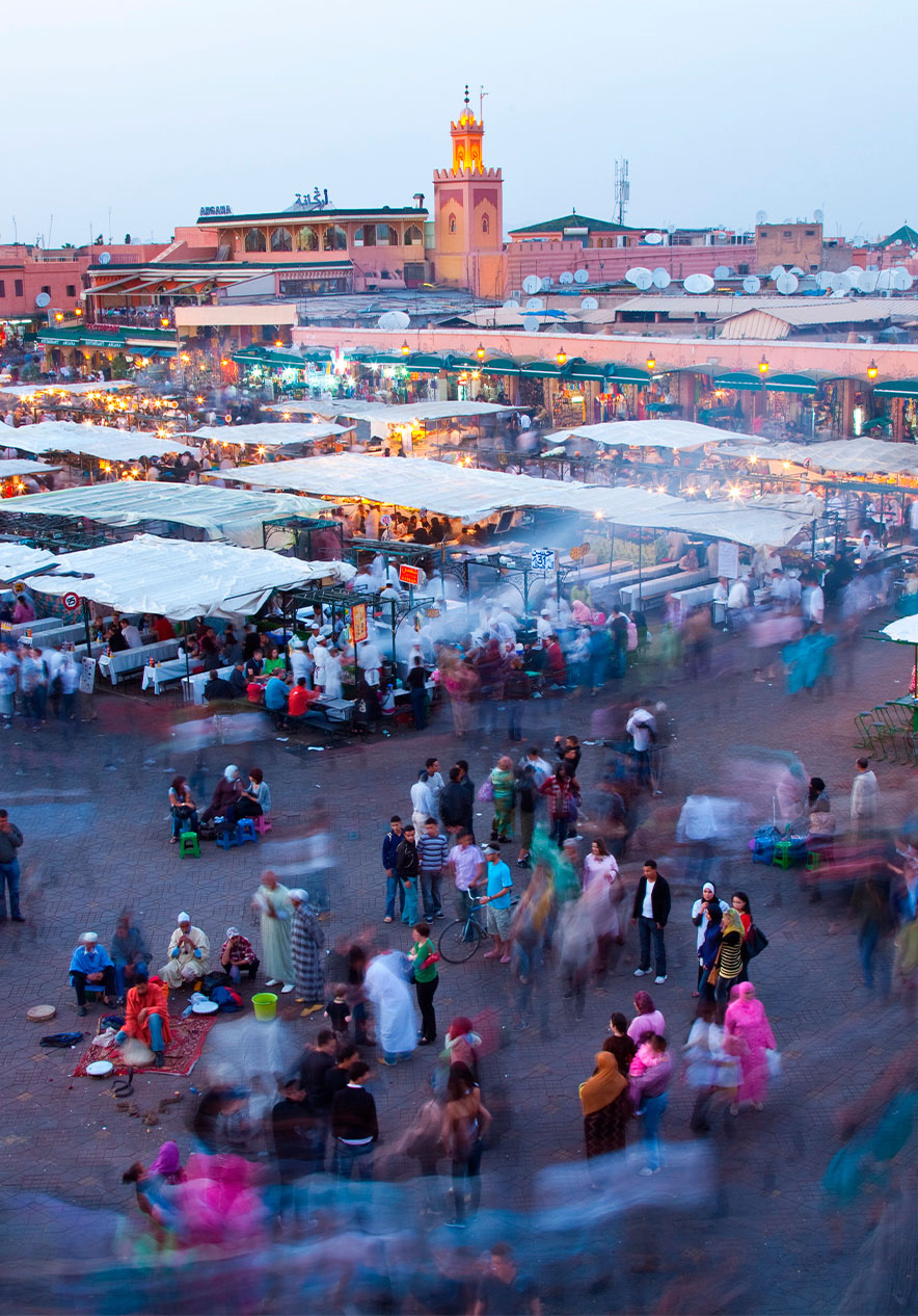 Le Jemaa el-Fnaa à Marrakech est une place vibrante et animée, pleine de vie de jour comme de nuit