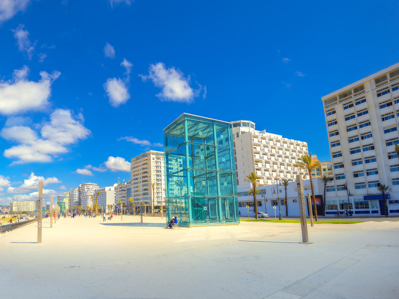 Front de mer de la ville de Tanger, avec une plage séparant la promenade piétonne de la mer