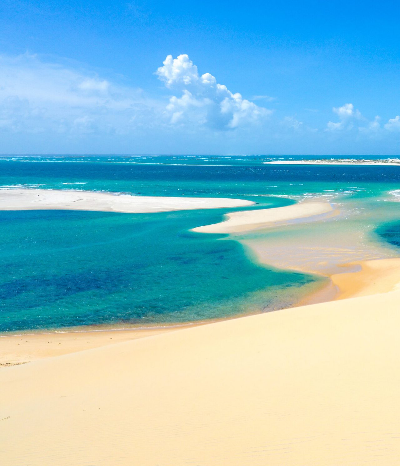 Vue aérienne époustouflante de la baie de Bazaruto, révélant ses eaux cristallines et ses dunes de sable blanc