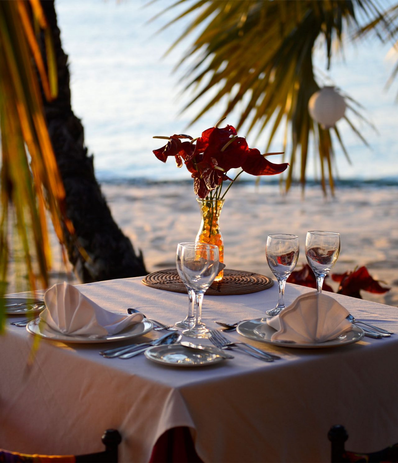 Le bar Sunset de l’Eco Resort sur l’île de Bazaruto a des tables avec vue sur la plage et la mer