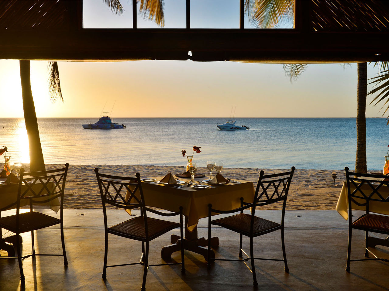 Au bar Sunset de l’Eco Resort sur l’île de Bazaruto, vous pouvez déguster divers en-cas et boissons tout en admirant la vue
