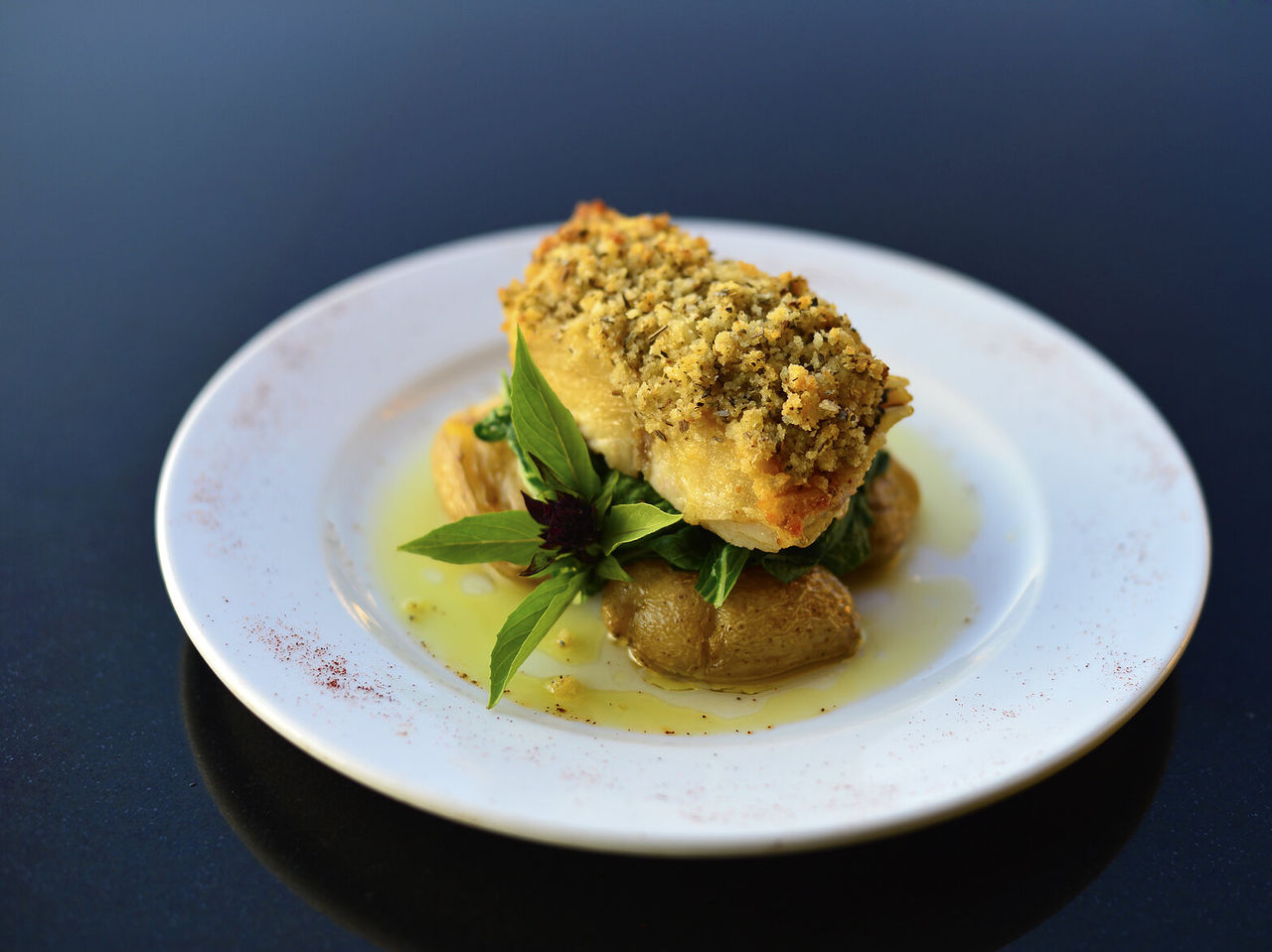 Le restaurant Monomotapa, de l'hôtel 4 étoiles à Maputo, sert plats portugais comme morue à la broa, avec pommes de terre