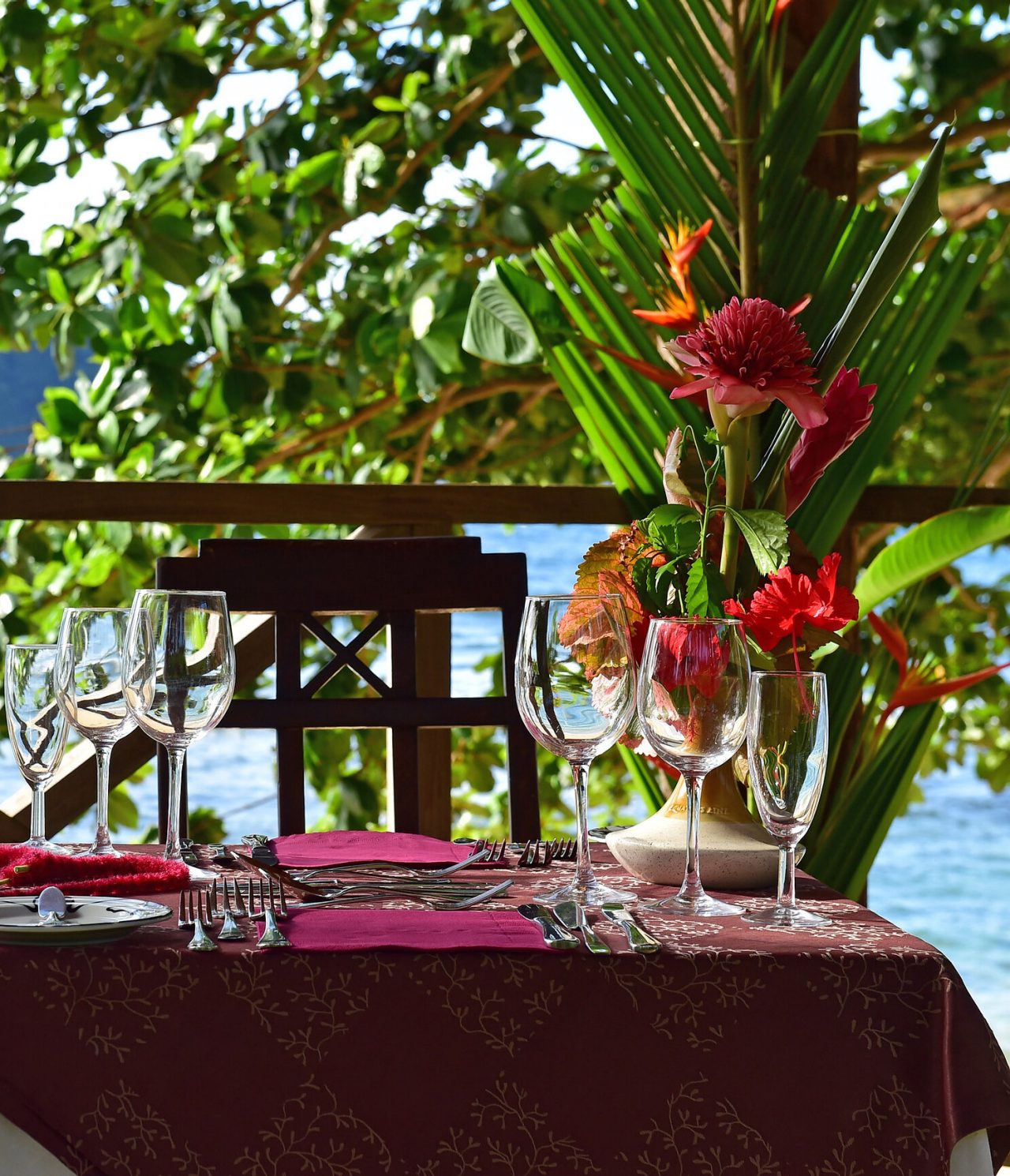 Le bar Piscina, de l'hôtel à Ilhéu das Rolas, São Tomé, a une table dressée et vue mer