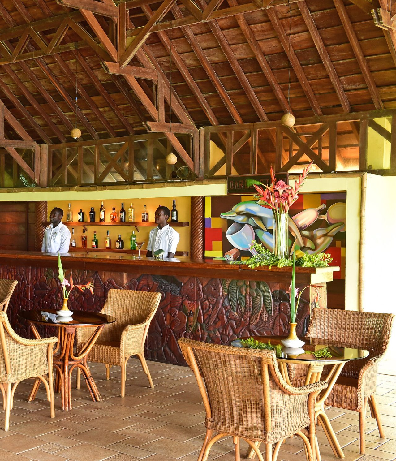 Le restaurant Golfinho, de l'hôtel à Ilhéu das Rolas, São Tomé, a un comptoir avec deux serveurs