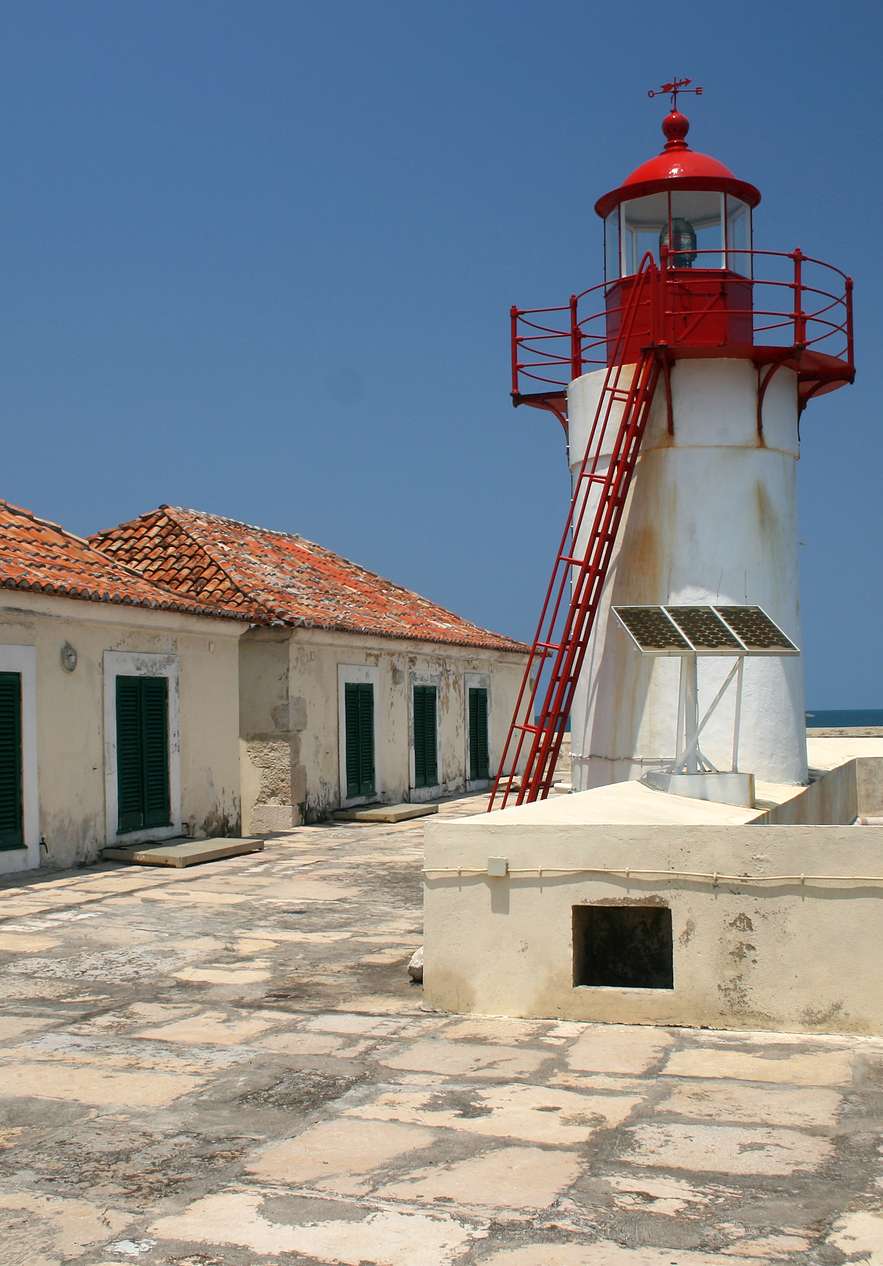 Fort de São Sebastião à São Tomé, où l'on peut voir un phare, un canon et un point de vue sur la mer