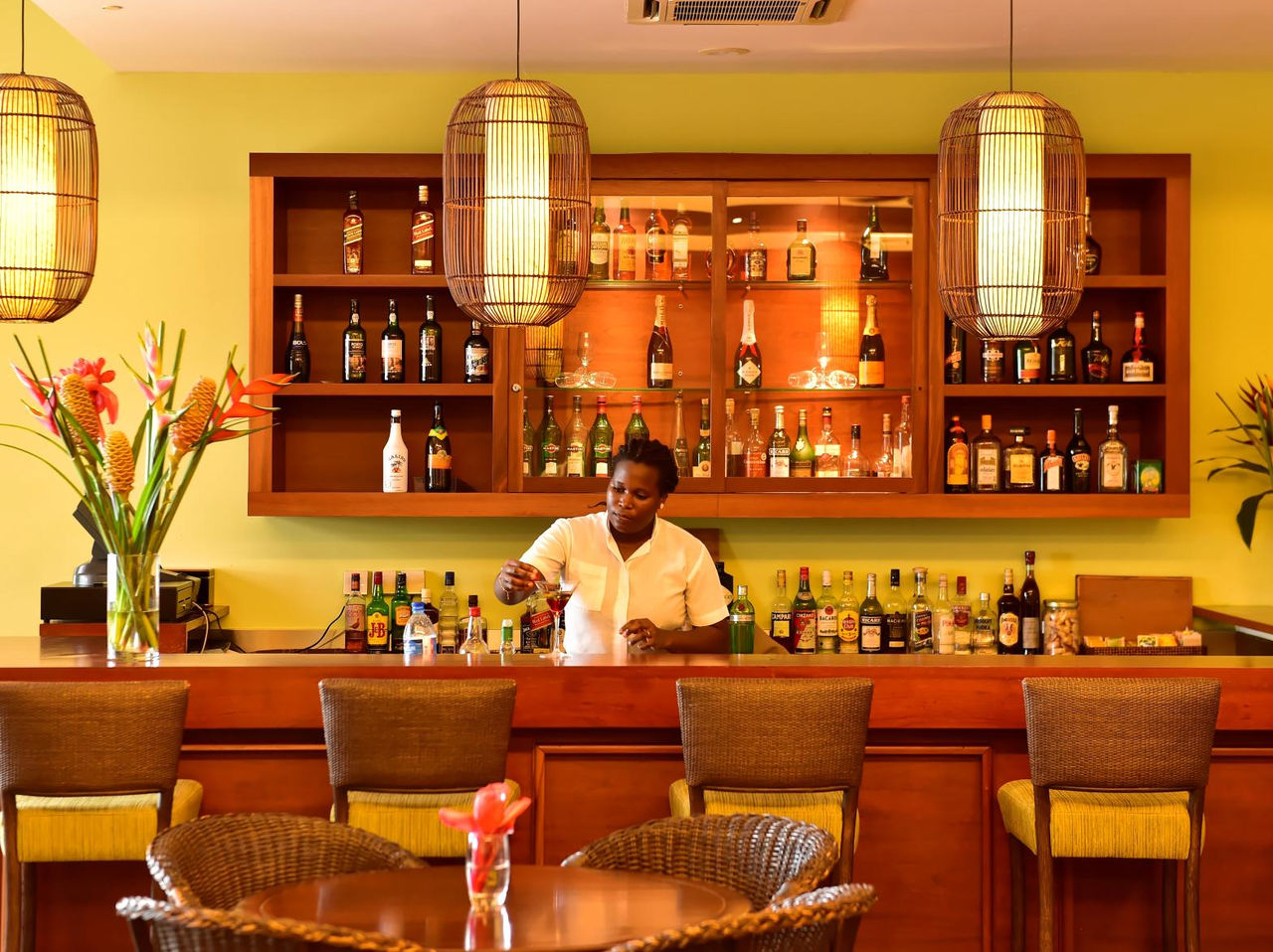 Le bar Uê D’Omale, du Resort 5 Étoiles à São Tomé, est idéal pour passer du temps entre amis ou en famille