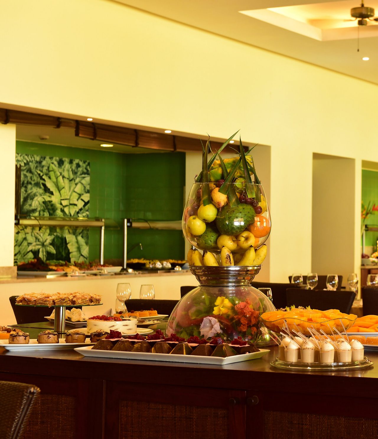 Le restaurant Príncipe, du Resort 5 Étoiles à São Tomé, a un buffet de desserts varié