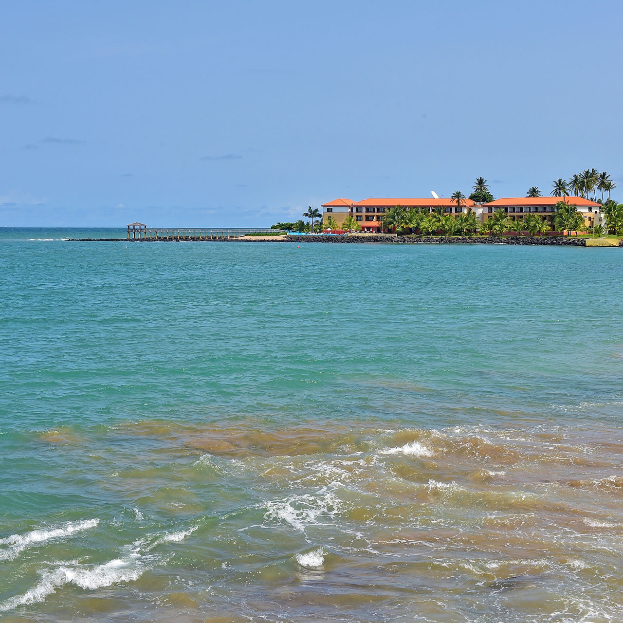 Vue sereine du Pestana São Tomé, un complexe 5 étoiles au bord de la mer avec vue panoramique sur la mer