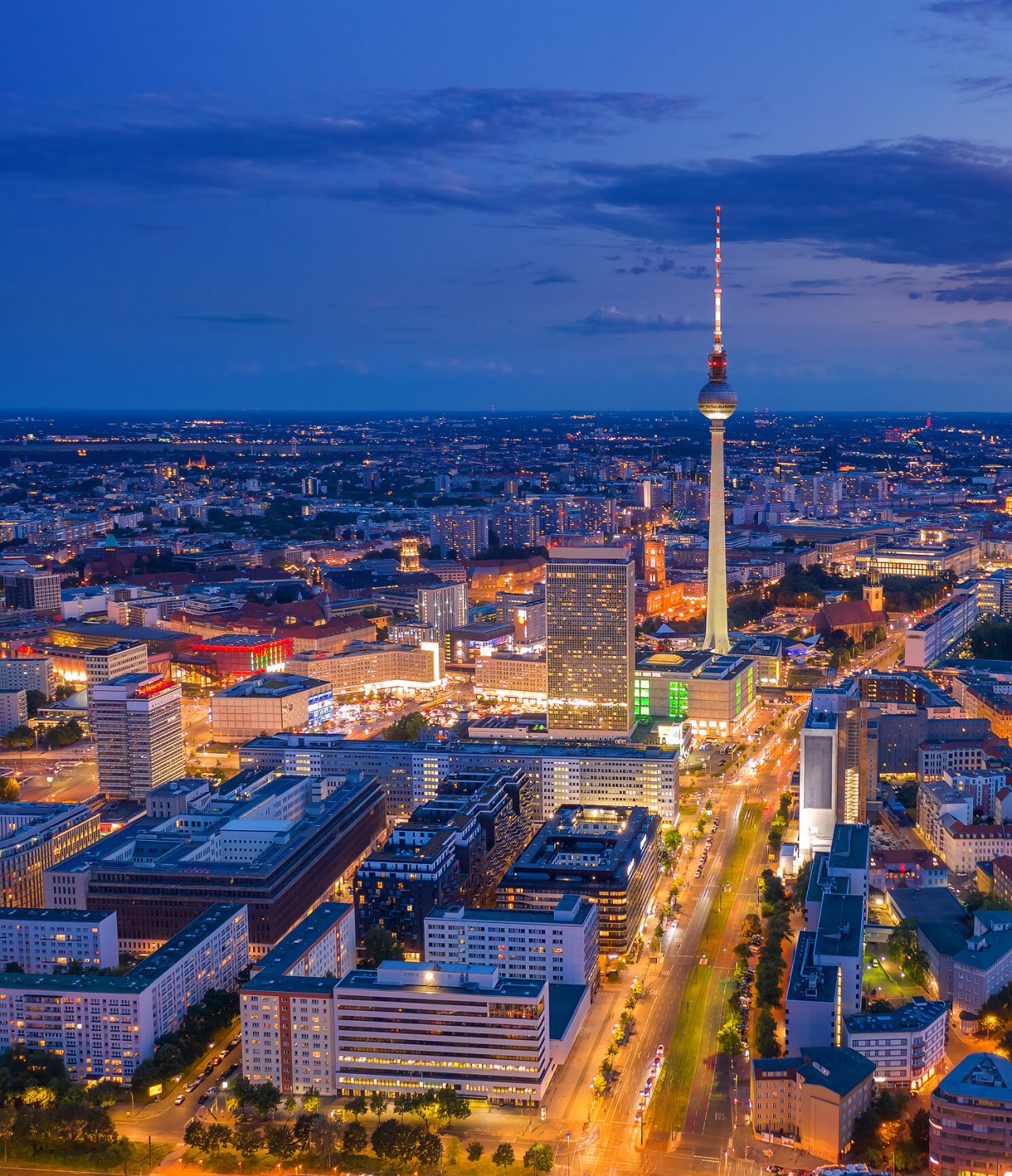 Paysage urbain nocturne de Berlin, illuminé, mettant en valeur la célèbre tour de télévision