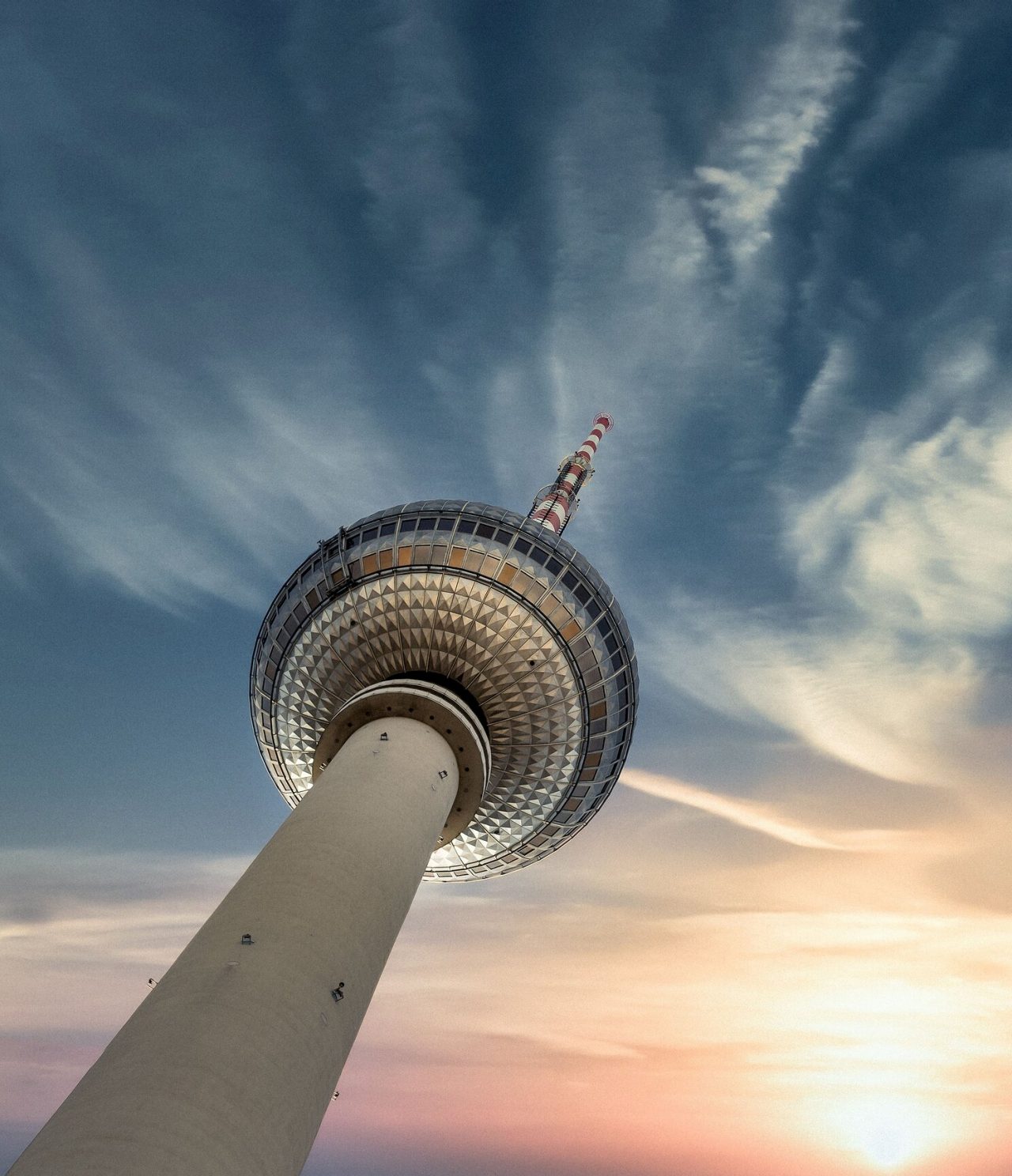 Paysage urbain de la célèbre tour de télévision à Alexanderplatz, Berlin, un symbole de la capitale allemande