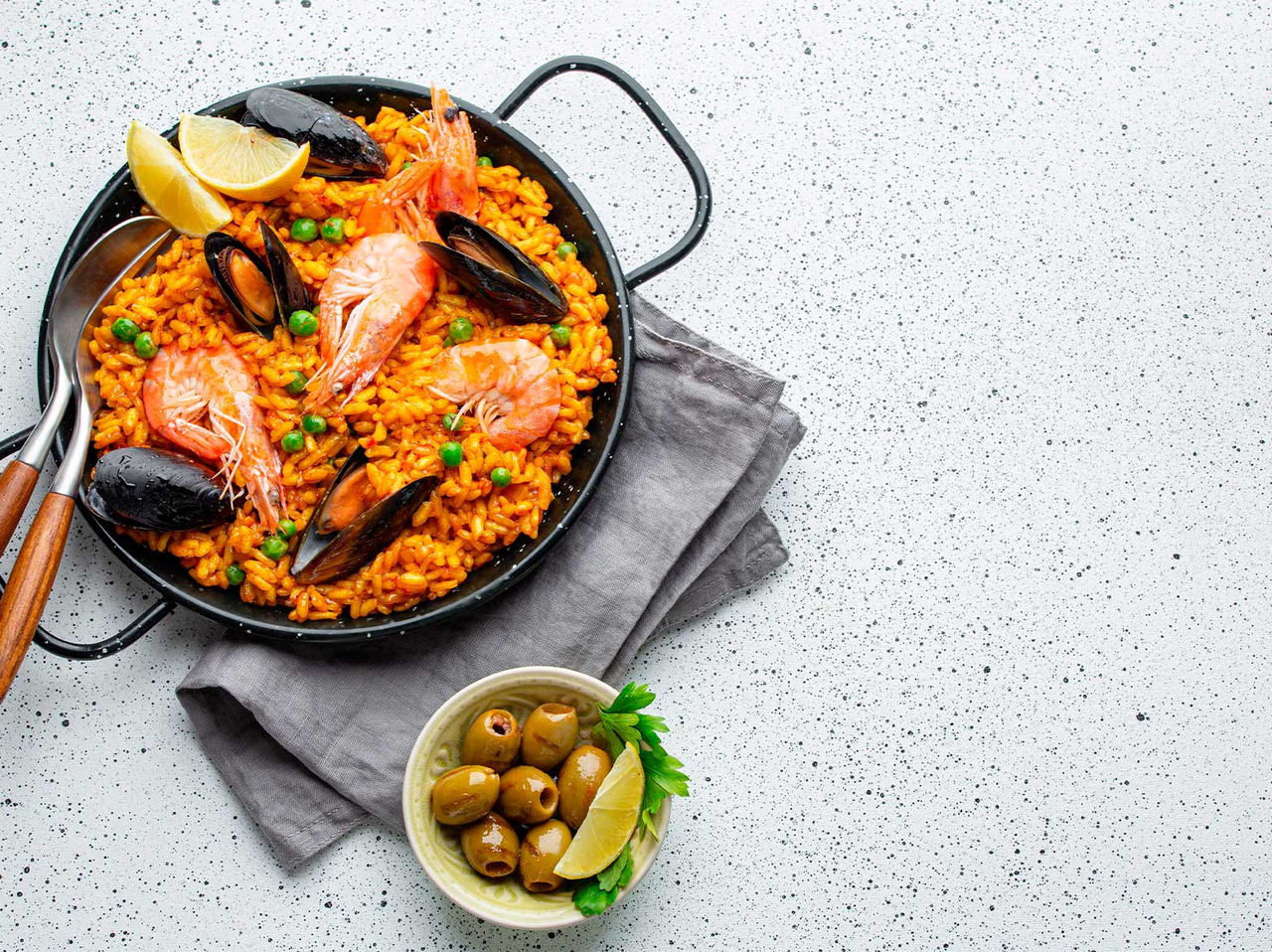 Plat traditionnel espagnol, une poêle de paella, préparée avec des moules, des crevettes, des petits pois et du riz