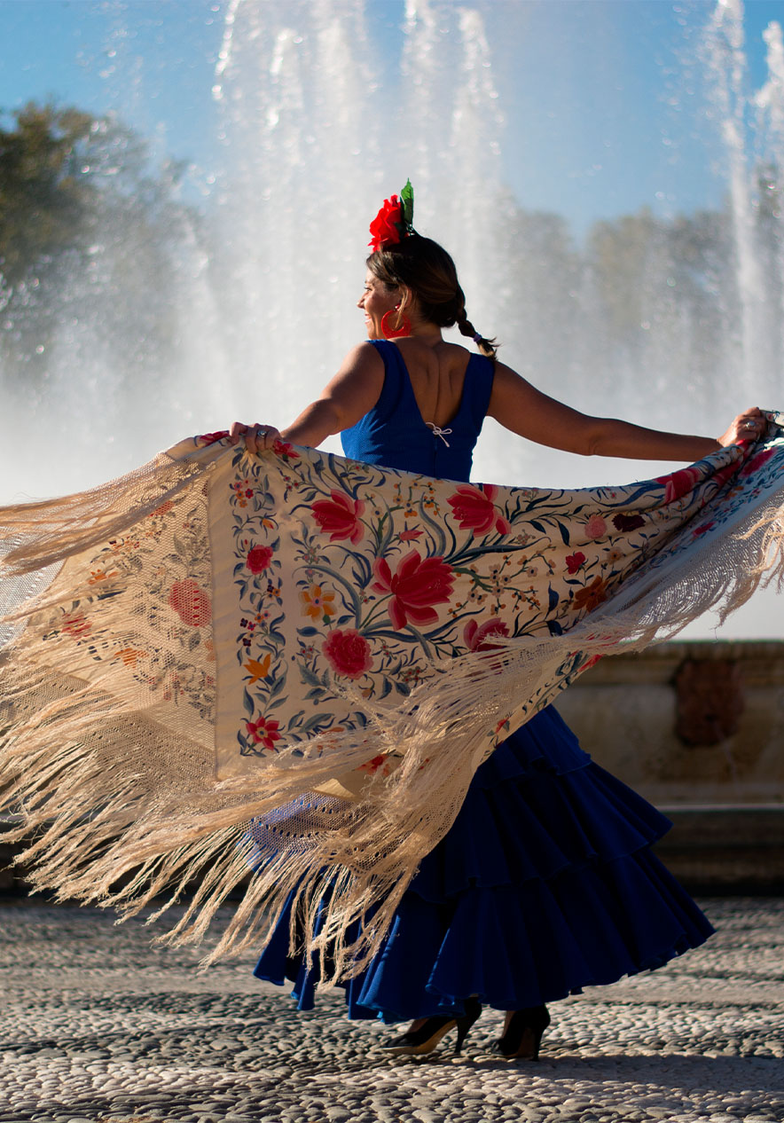 Fille dansant le flamenco devant une fontaine à Madrid, entourée de chafarises