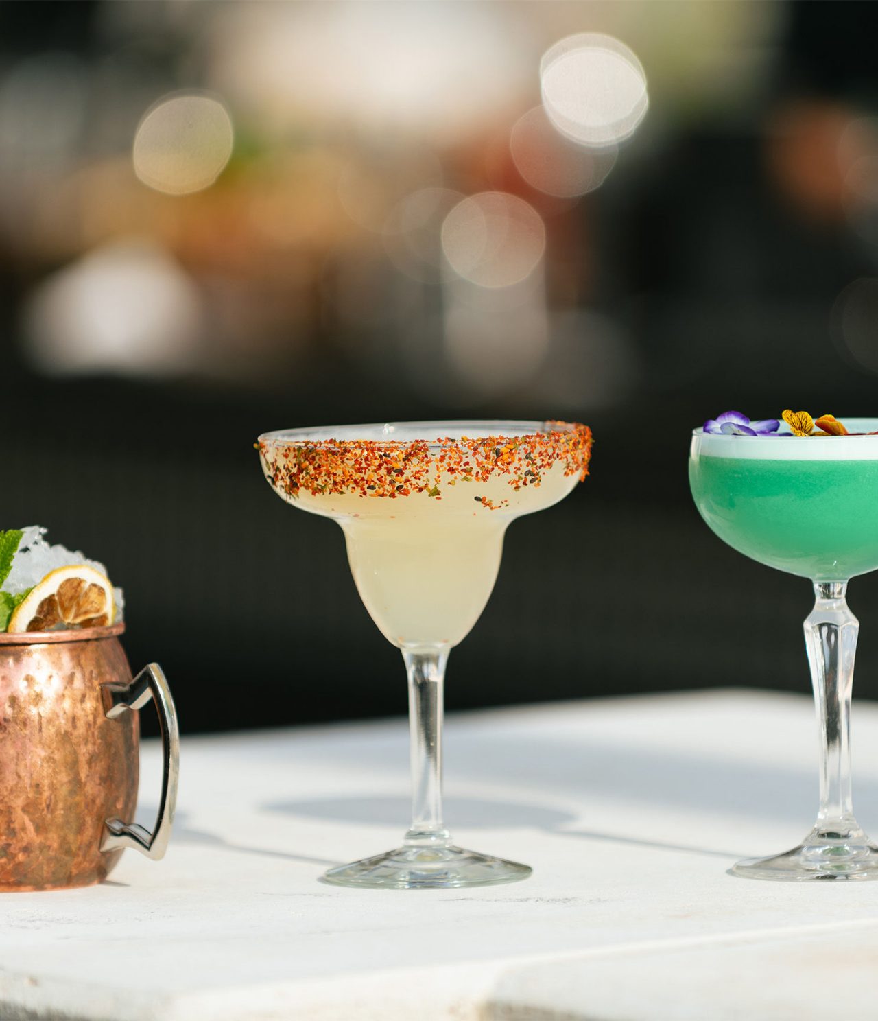 Le bar Rooftop Bar de l’hôtel au centre de Madrid, en Espagne, sert des margaritas et des cocktails verts