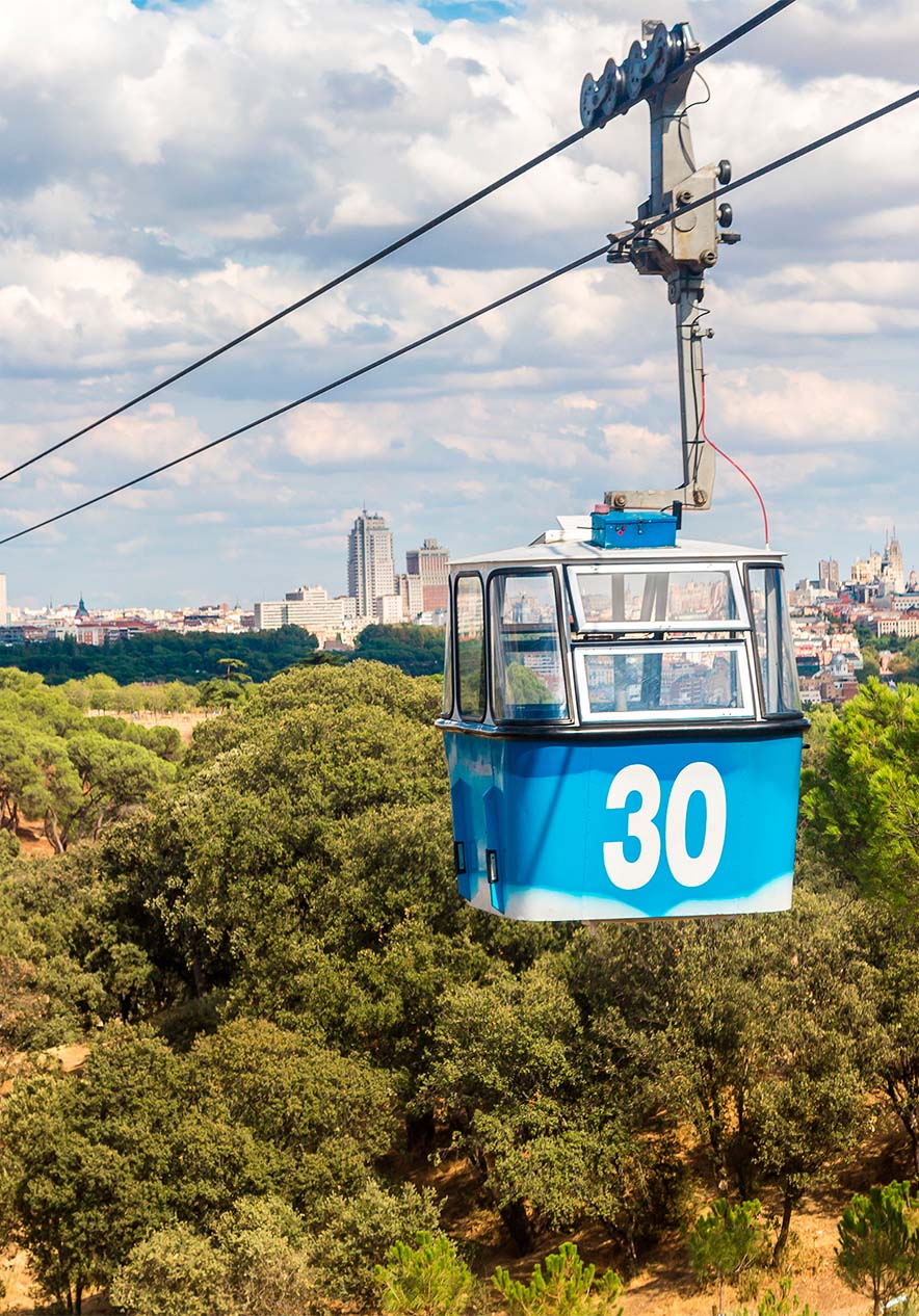 Téléphérique bleu avec le numéro 30 au-dessus de Madrid et de plusieurs arbres