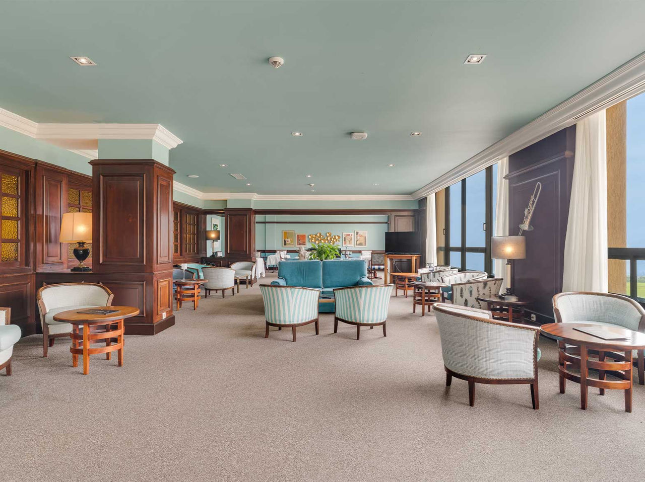 Le bar Aqqua de l’hôtel 4 étoiles aux Açores a un grand espace avec plusieurs chaises et canapés pour déguster une boisson