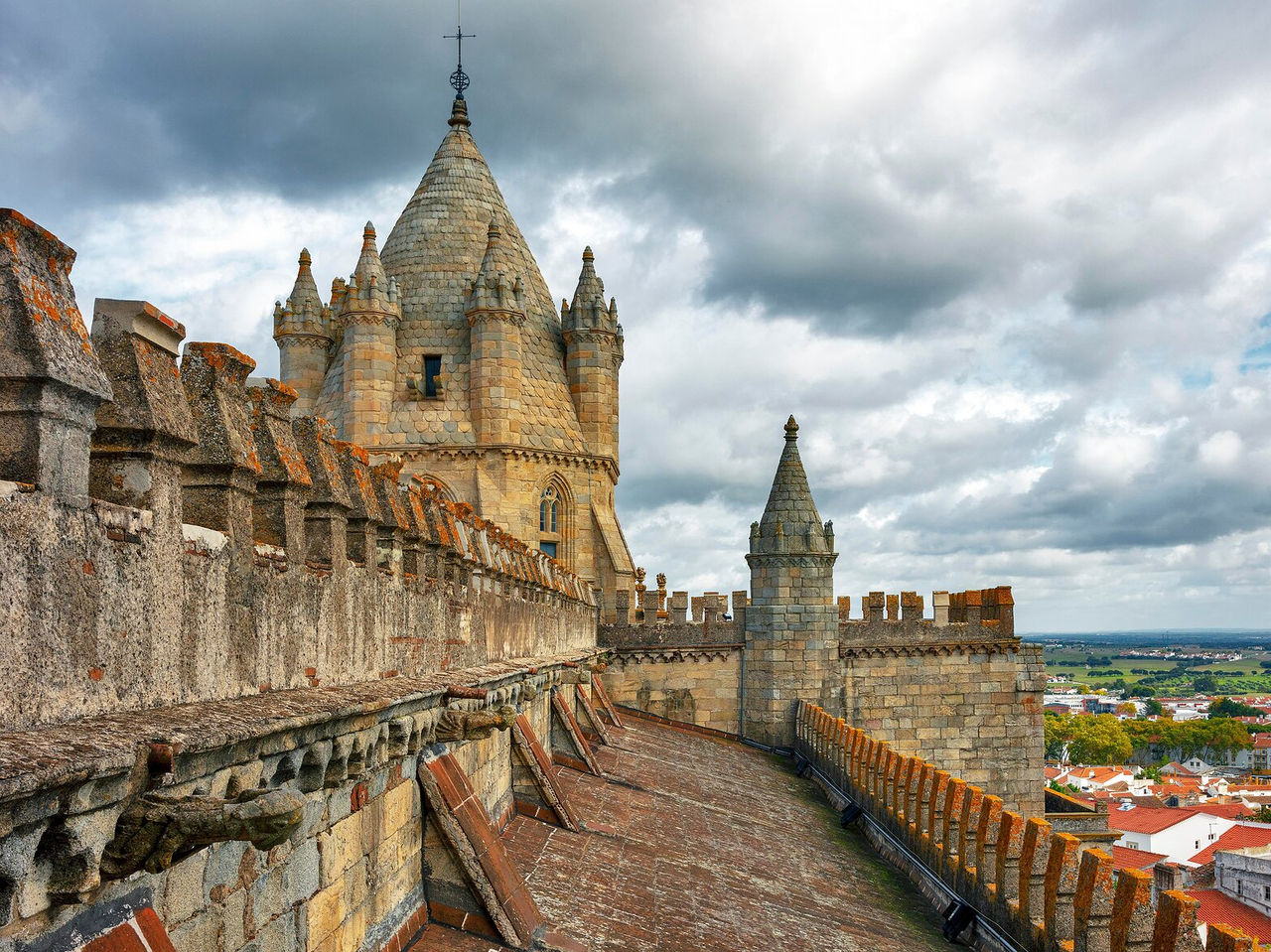 Vue panoramique du toit de la Sé d'Évora en Alentejo, avec des tours d'architecture gothique et une vue sur la ville