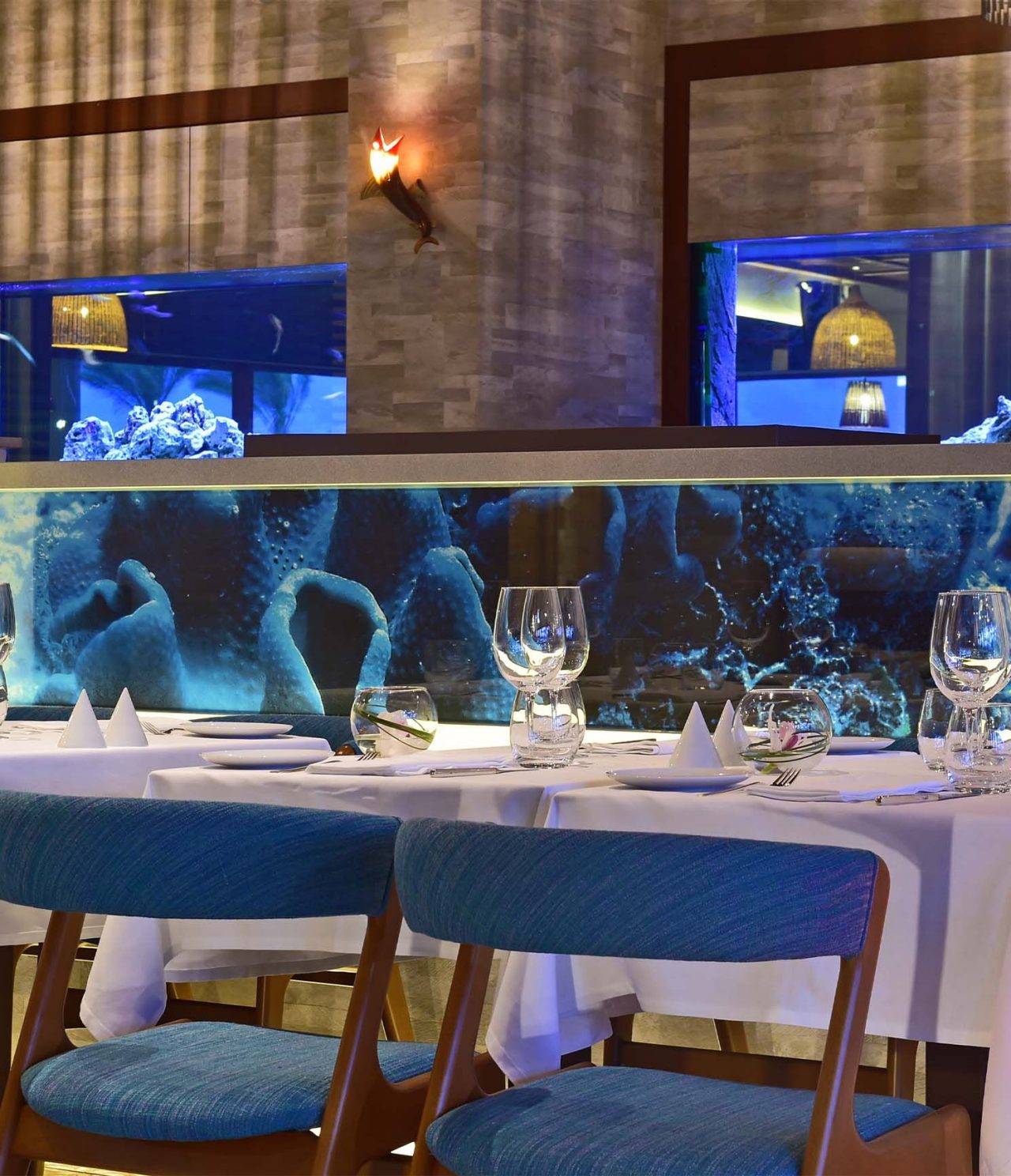 Le restaurant Sul de l’hôtel 5 étoiles en Algarve a un grand aquarium avec poissons et fruits de mer pour préparer des plats