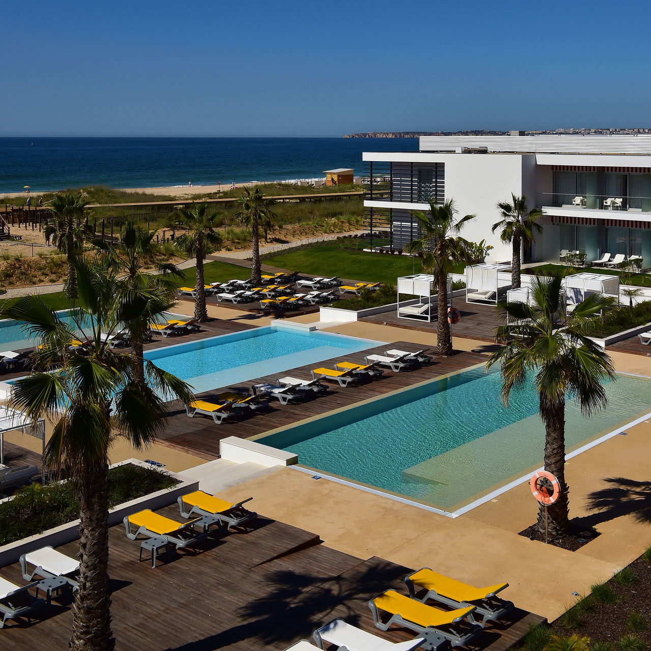 Vue aérienne de la piscine du Pestana Alvor South Beach, un hôtel premium près de la plage