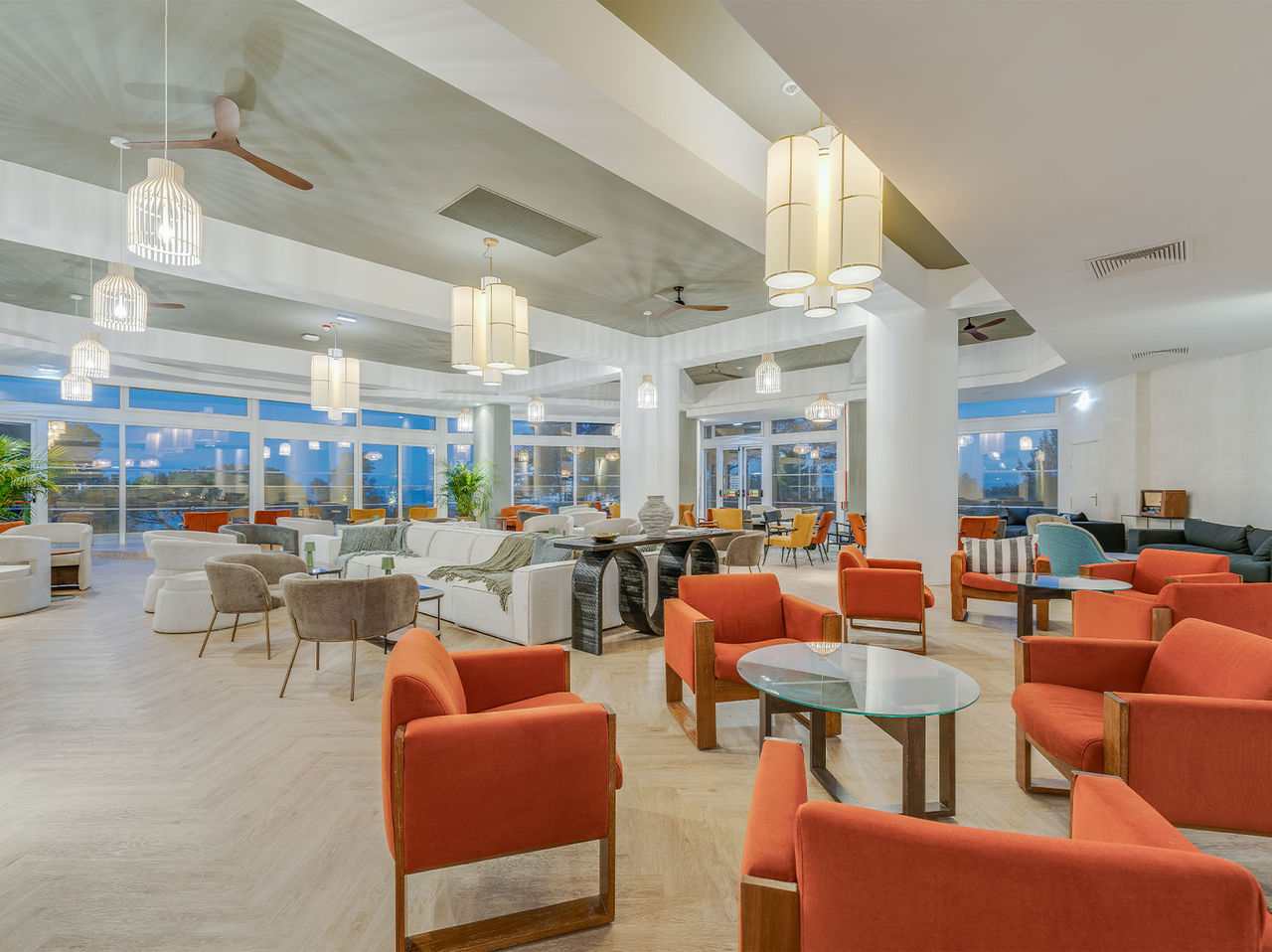 Le bar Bubbles de l’hôtel tout inclus en Algarve a plusieurs tables où l’on peut s’asseoir et boire un cocktail frais