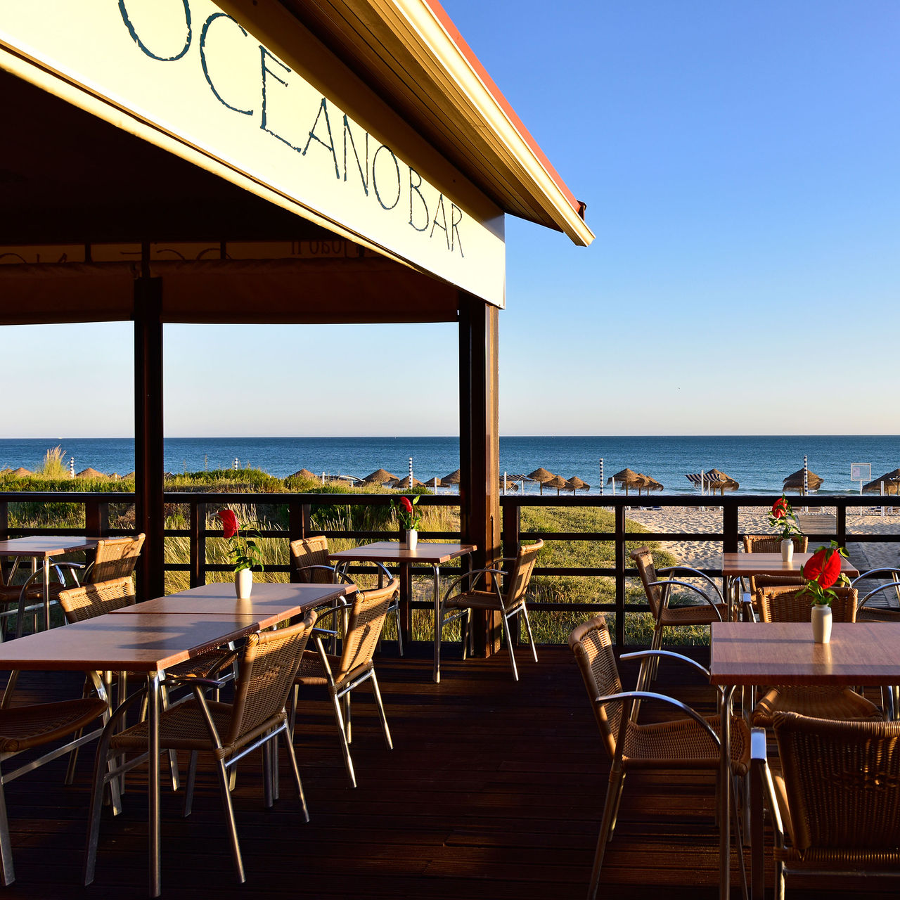 Vue de la plage d'Alvor accessible depuis le Pestana Dom João II, avec mer calme et ciel bleu