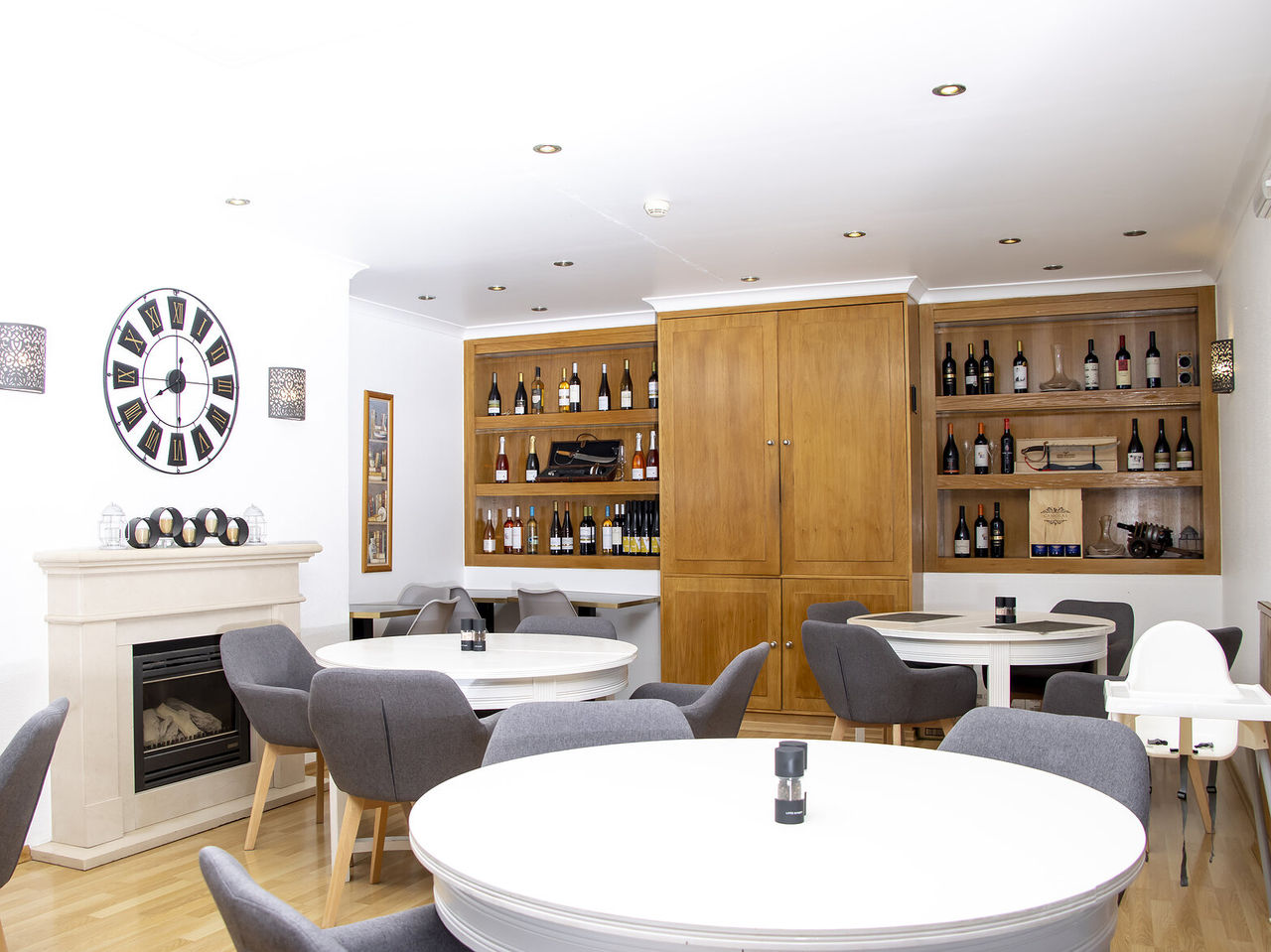 Le restaurant Sal & Tal, de l'hôtel 4 étoiles à Carvoeiro, Algarve, a tables rondes et armoire avec divers vins