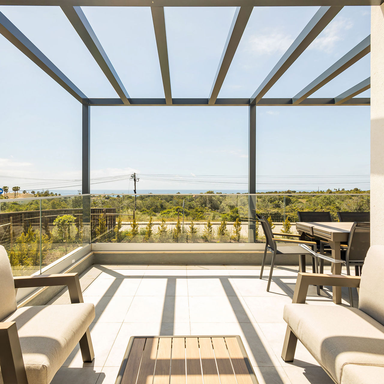 Espace extérieur avec canapés et table à manger dans les Villas en Algarve avec piscine du Pestana Valley Nature Village
