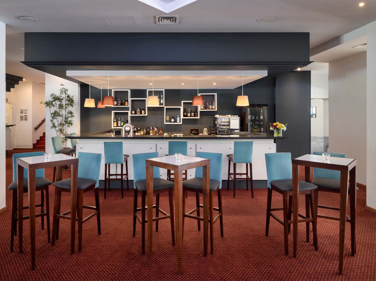 Le bar Atlântico de l’hôtel 4 étoiles à Cascais a un bar où l’on peut commander un cocktail ou un jus