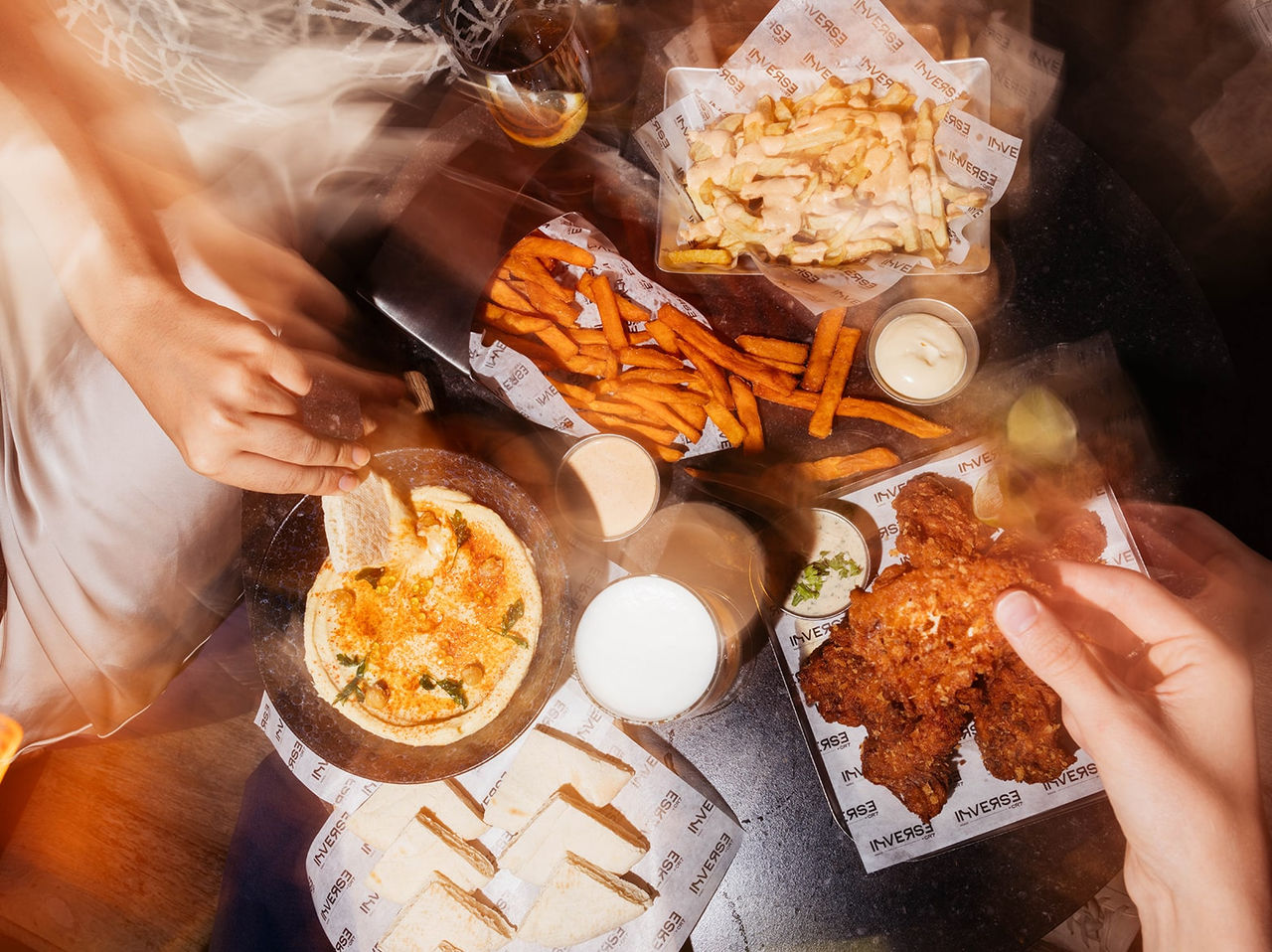 Le restaurant Inverse CR7, de l'hôtel dans le centre historique de Lisbonne, propose une table avec des amuse-gueules variés.