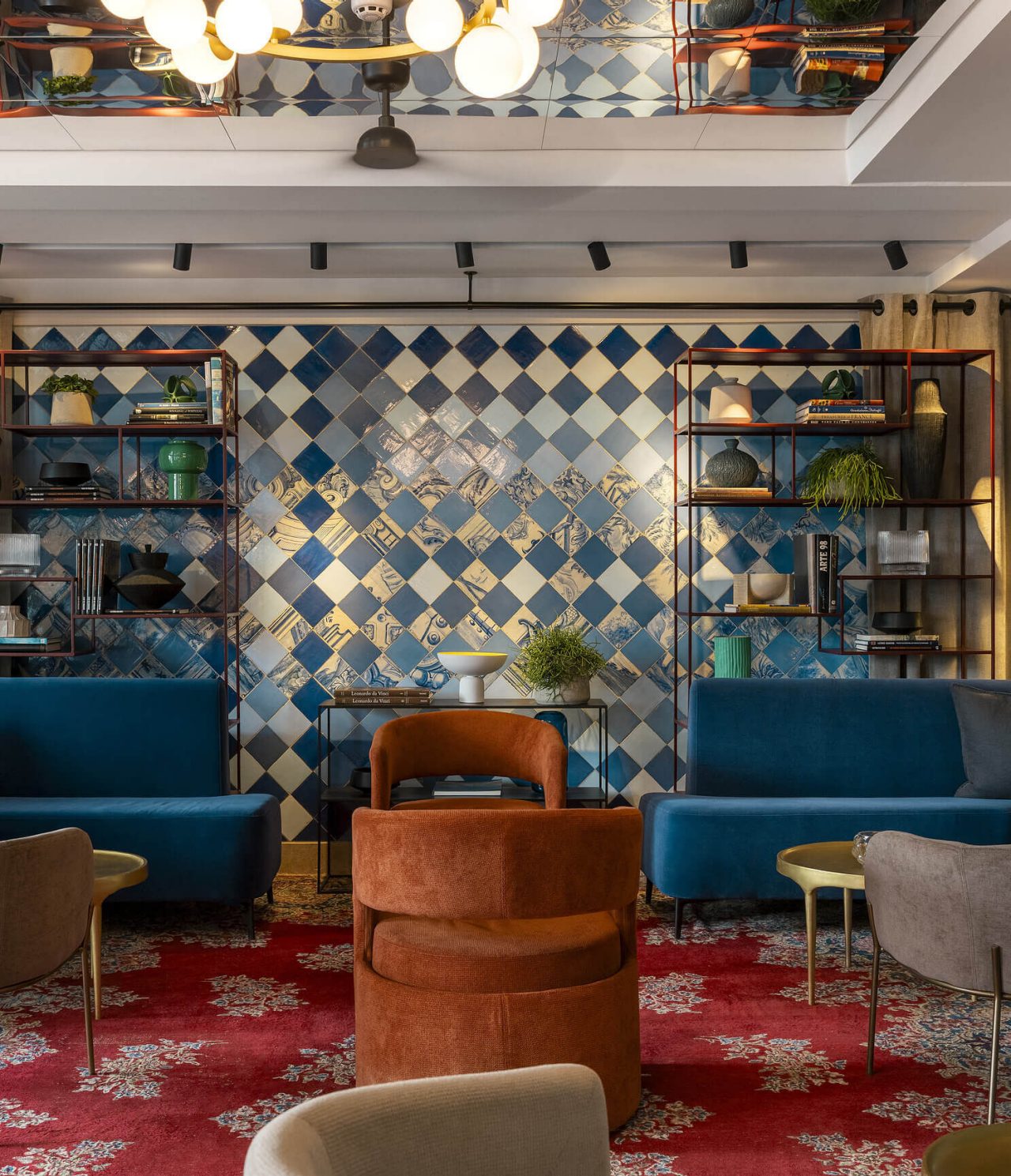 Le bar Nery, de l'hôtel centre de Lisbonne, a déco moderne avec plantes, sert cocktails