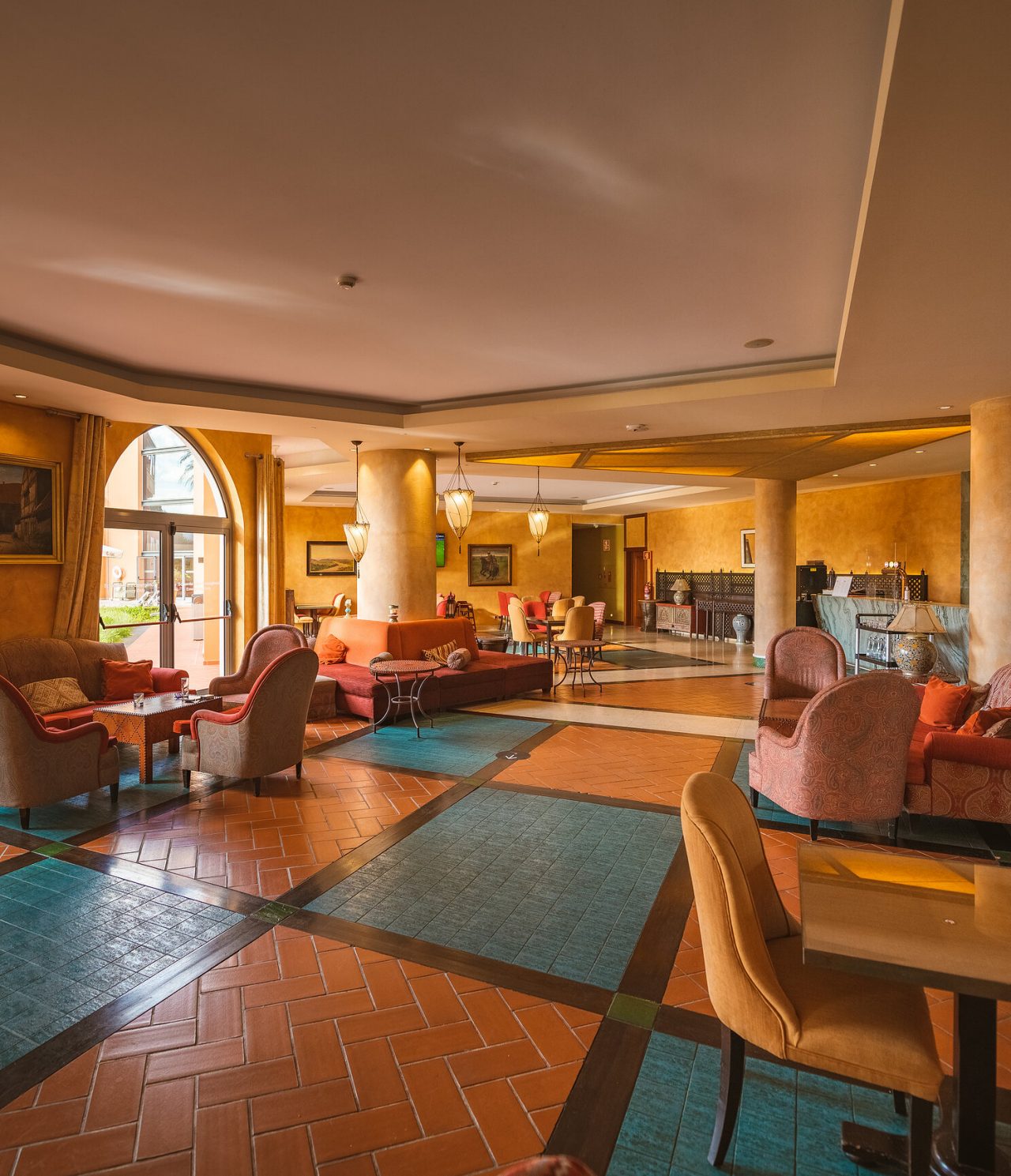 Le bar Chafariz, de l'Hôtel 4 Étoiles à Sintra, a tables, chaises et sofas confortables pour savourer un cocktail