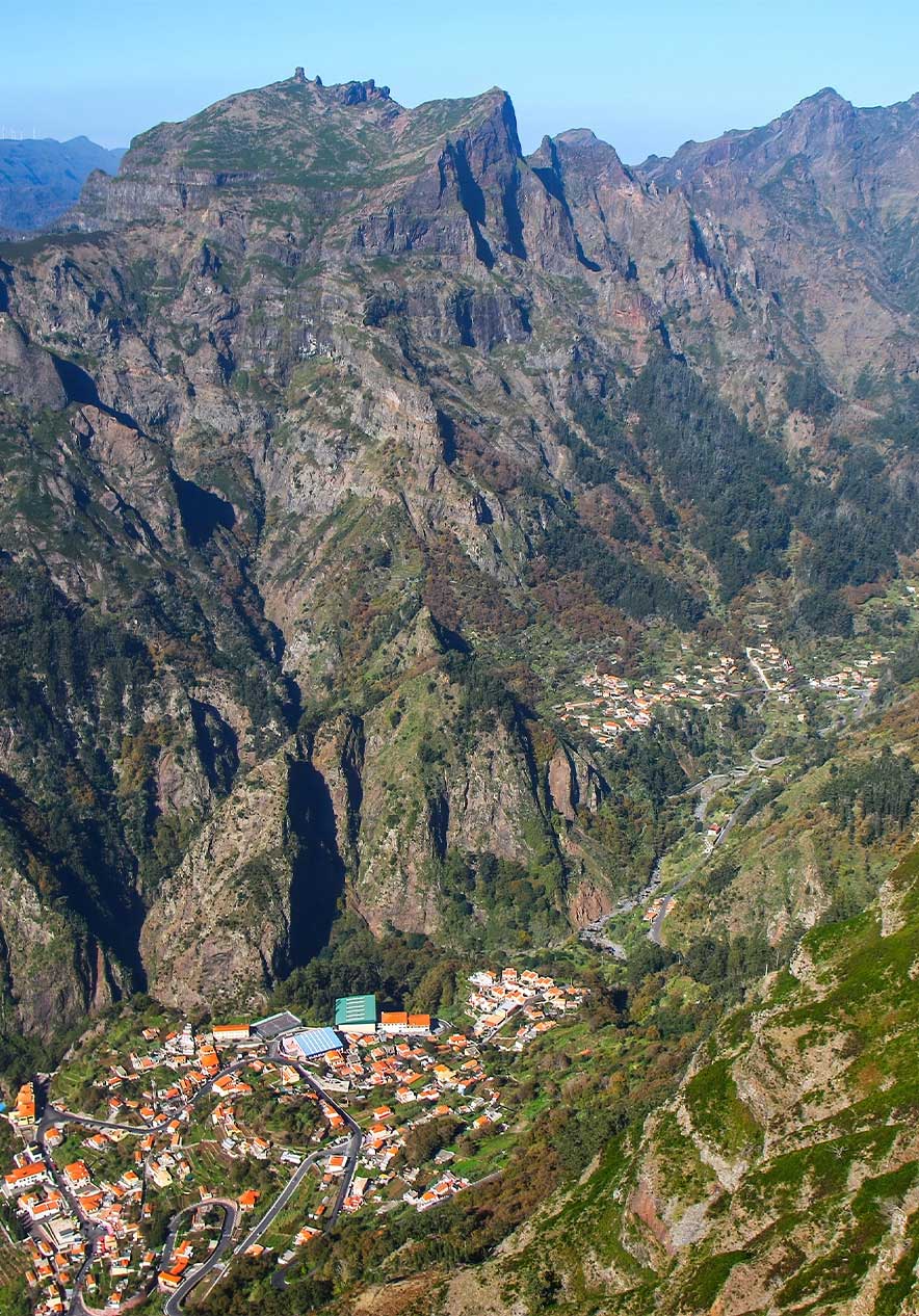 Séjournez au Pestana Carlton Madère et découvrez la beauté de Curral das Freiras à Madère, avec sa vallée et ses maisons