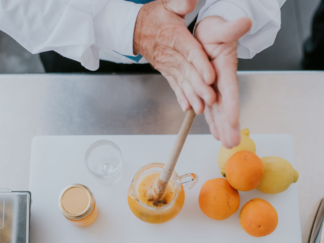 Le bar Atlântico de l’hôtel 5 étoiles à Madère a une personne préparant poncha avec des citrons et des oranges