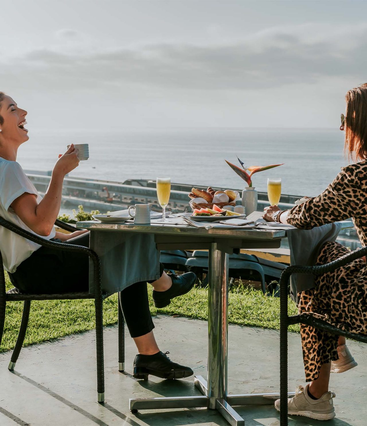 Le restaurant Dockside de l’hôtel 5 étoiles au centre de Funchal a une terrasse avec vue sur la mer