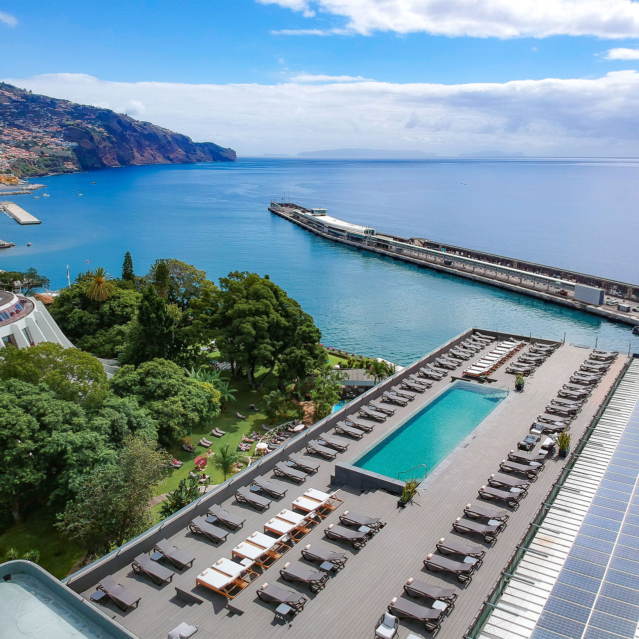 Vue aérienne de la piscine et du Pestana Casino Park, hôtel au Funchal face à la mer, avec spa et piscine