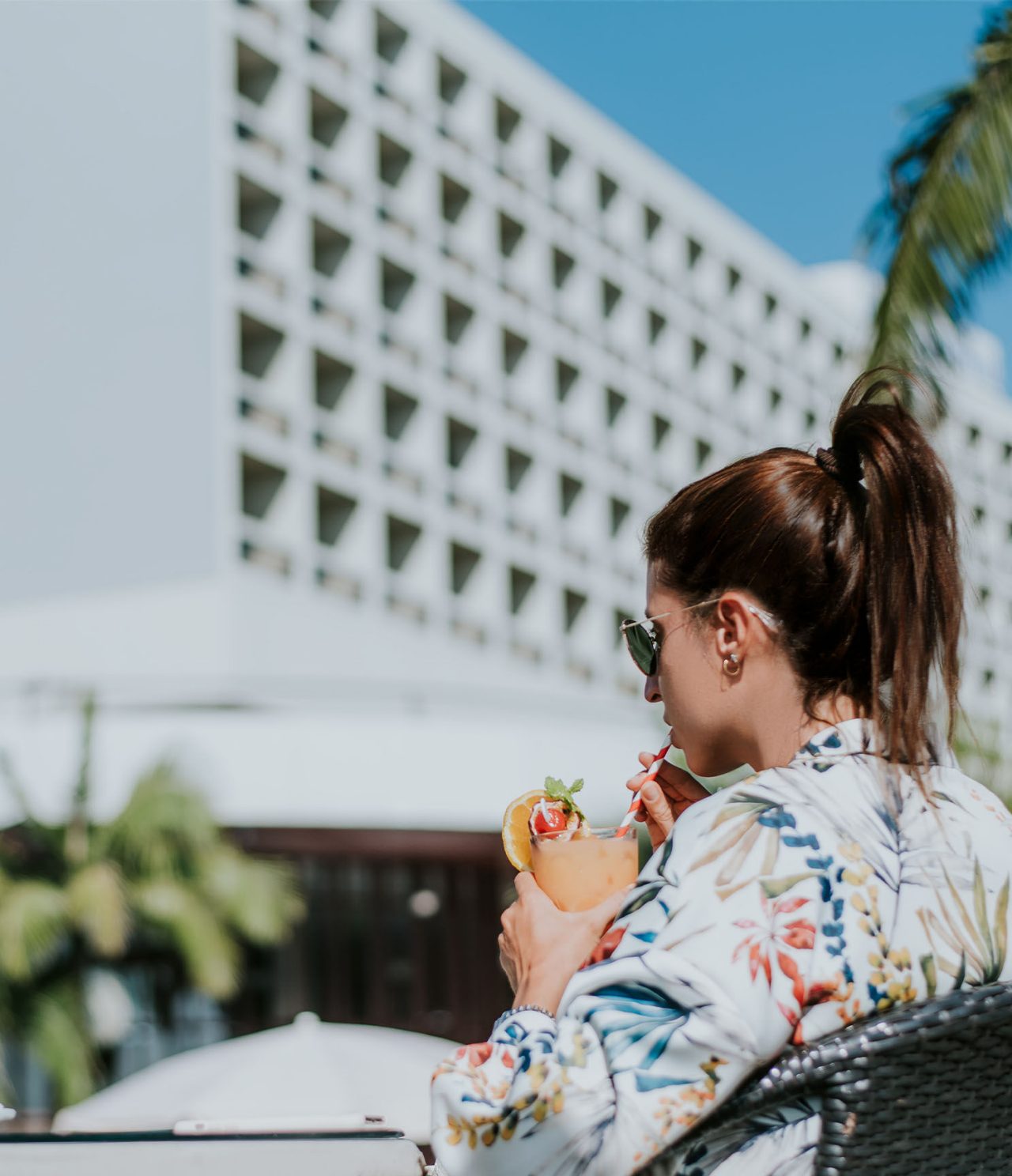 Le restaurant On de l’hôtel à Funchal, sur l’île de Madère, a une table avec vue sur l’hôtel