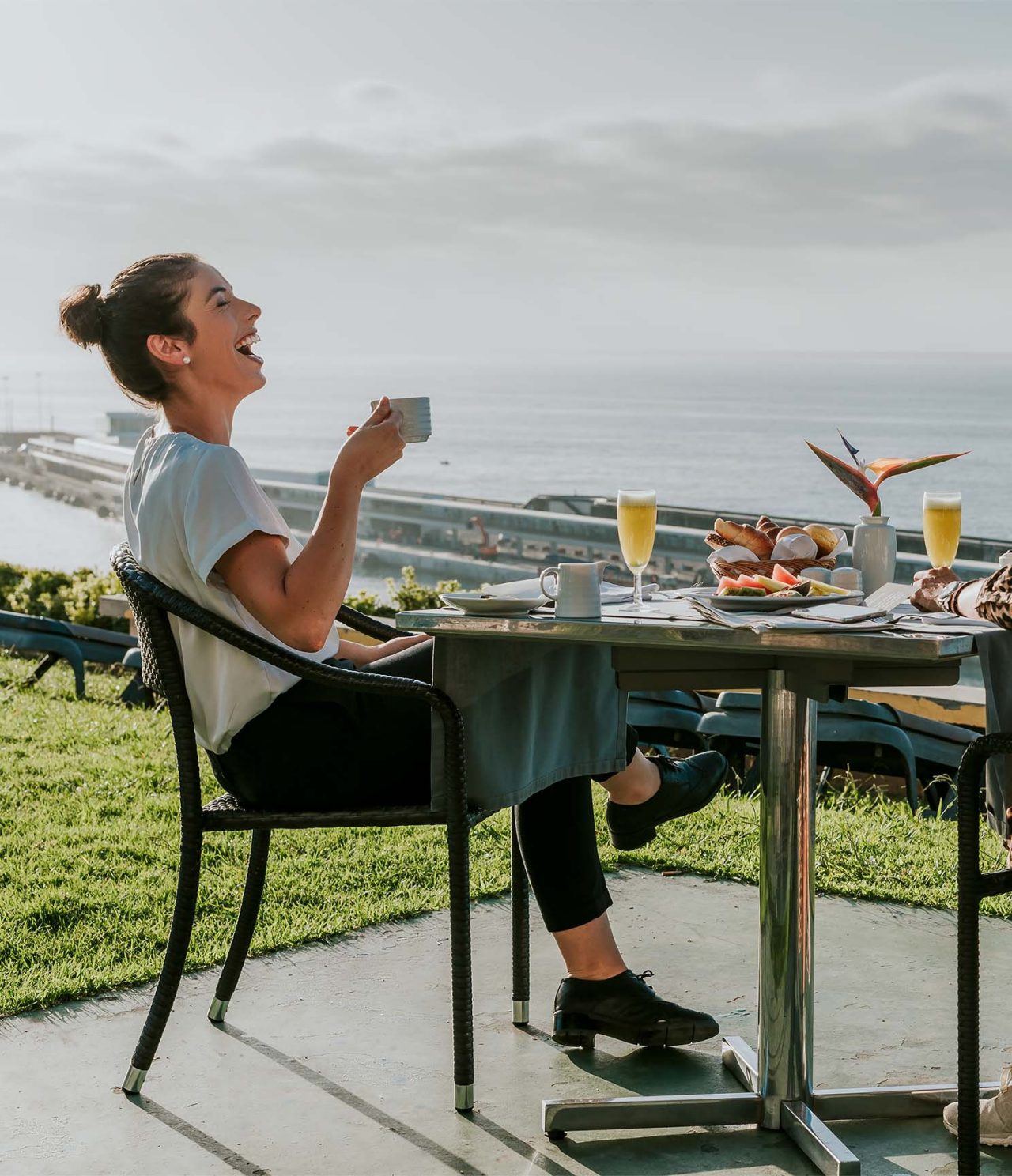 Le restaurant Dockside de l’hôtel à Funchal, sur l’île de Madère, a une table avec vue sur la mer