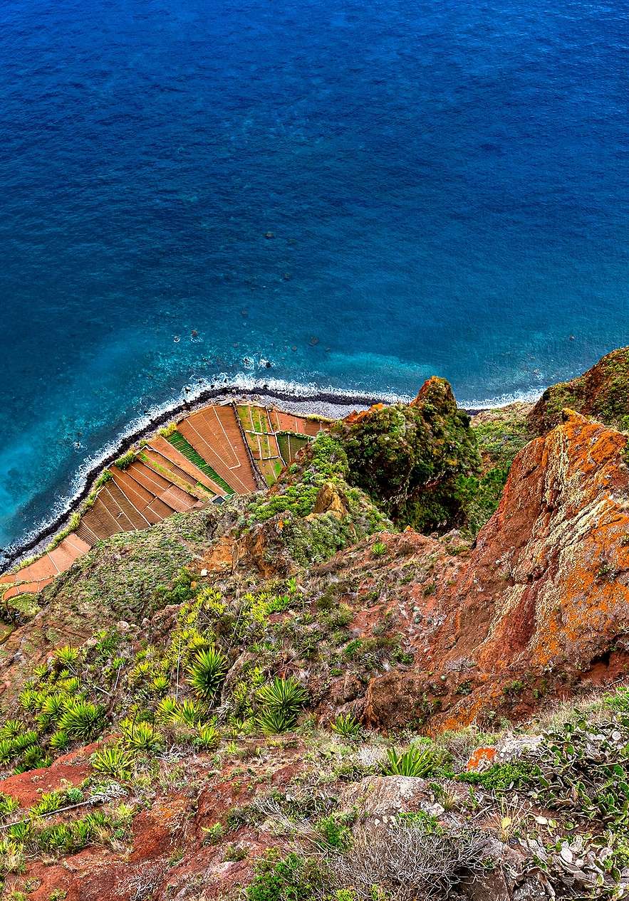 Restez au Pestana Fisherman Village et profitez de la vue aérienne du Cabo Girão, avec l'océan et la falaise
