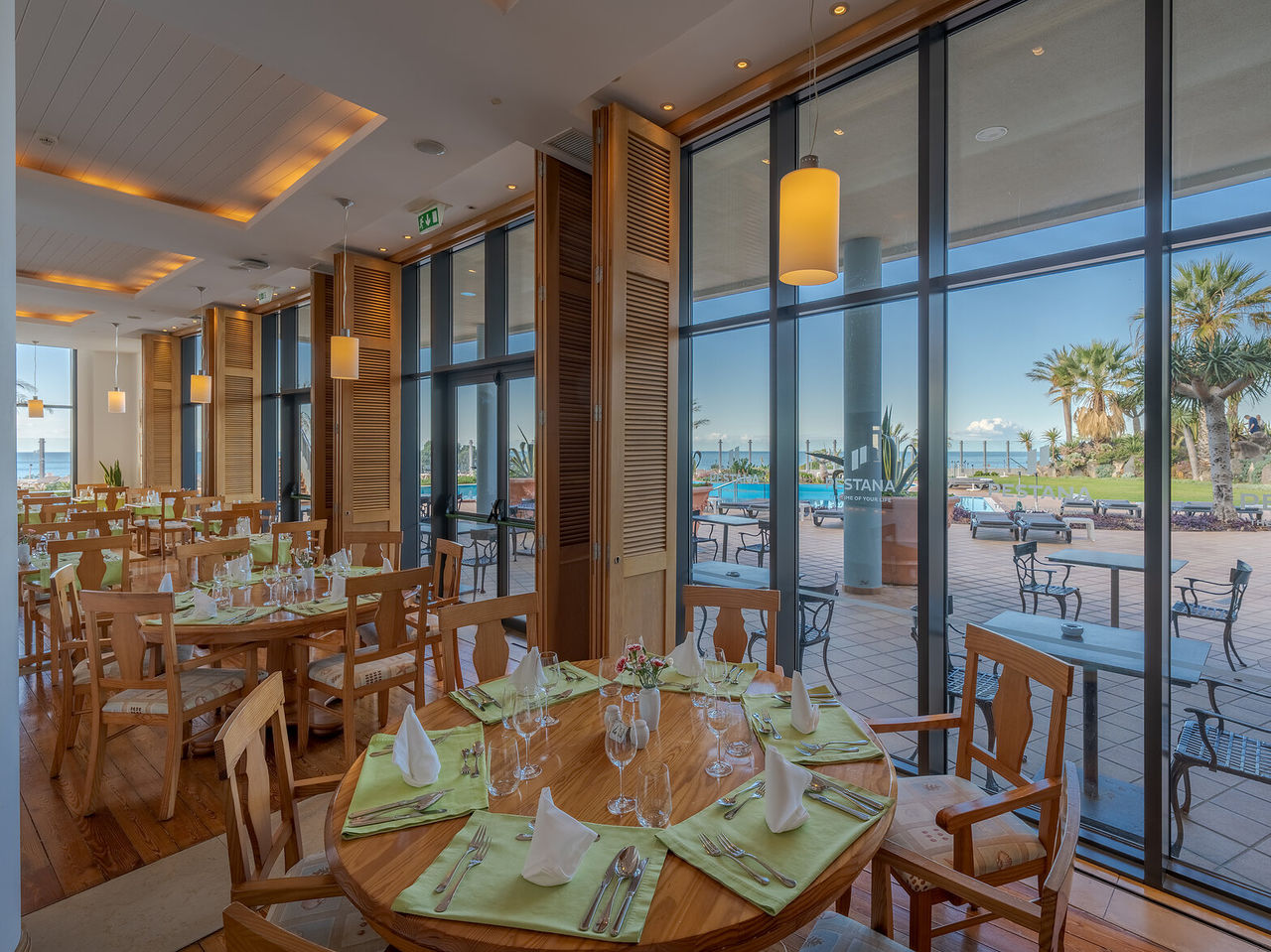 Le restaurant Cabo Girão, de l'hôtel 5 étoiles à Funchal, Madeira, a une salle avec vue mer