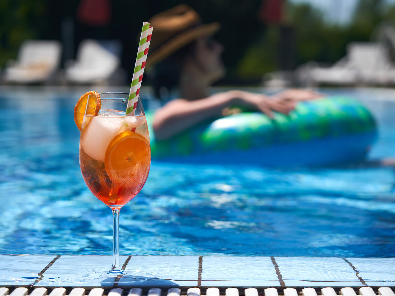 Le Pool Bar, de l'hôtel 5 étoiles à Funchal, Madeira, est au-dessus de la piscine et sert cocktails