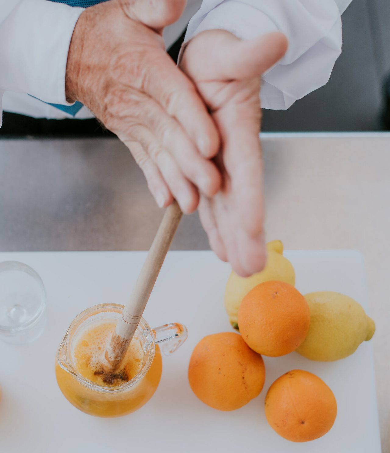 Le bar Atlântico, de l'hôtel au centre de Funchal, Madeira, a un homme préparant la poncha de Madeira