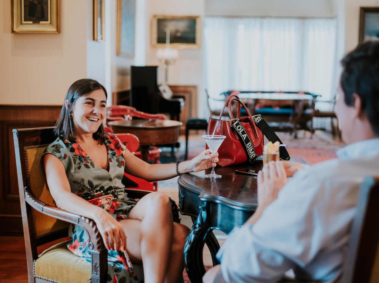 Le bar Cocktail, de l'hôtel 4 étoiles au centre de Funchal, a une table pour discuter tout en buvant
