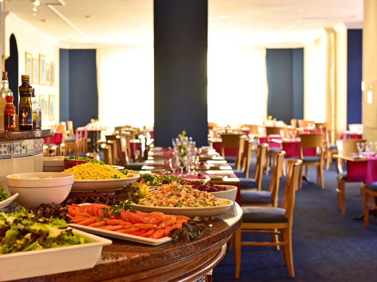 Le restaurant A Vila, de l'Hôtel de Charme à Madère a un petit-déjeuner avec un buffet de fruits et des tables