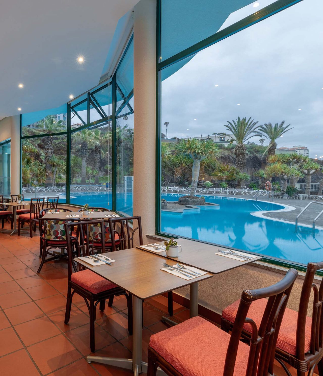 Le restaurant Arlequim de l'hôtel 5 étoiles à Funchal, à Madère, dispose de tables avec vue sur la piscine