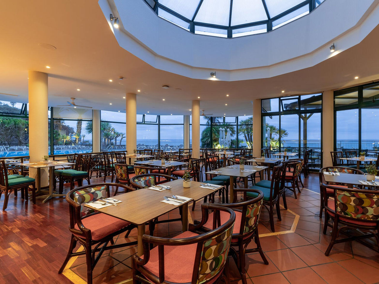 Le restaurant Arlequim de l'hôtel 5 étoiles à Funchal, à Madère, offre une vue panoramique sur la plage