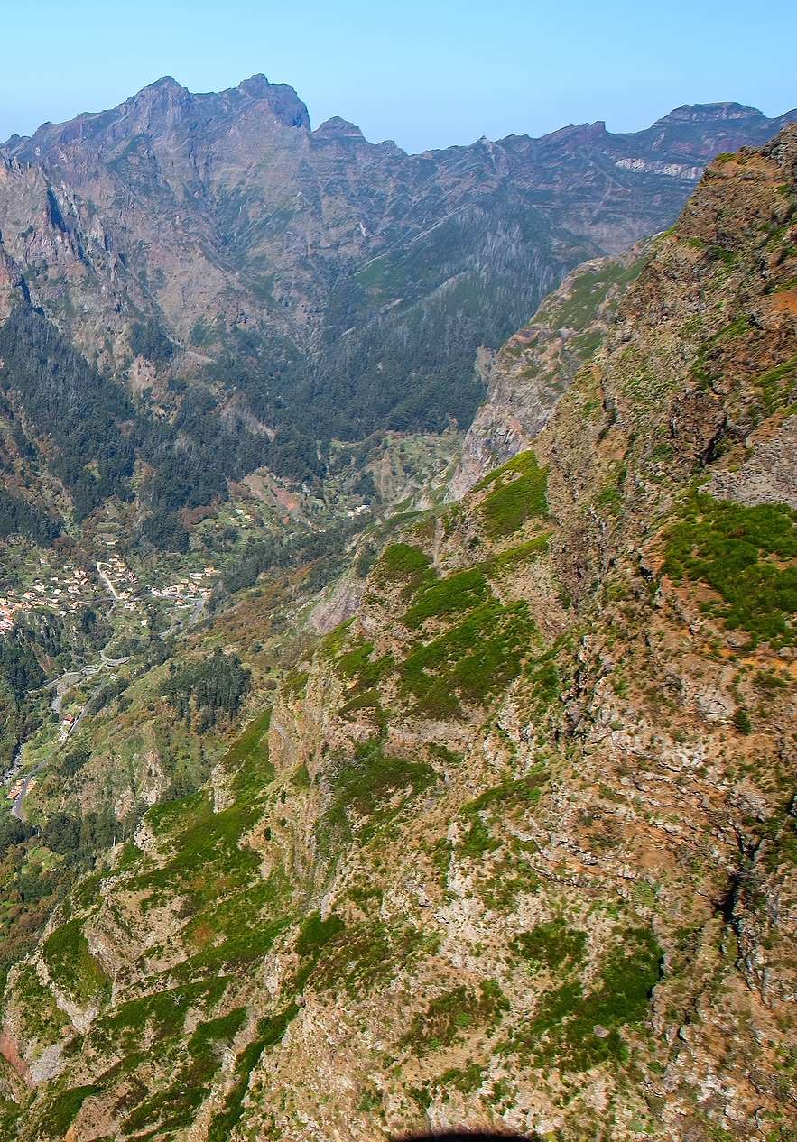 Séjournez au Pestana Promenade et découvrez la beauté du Curral das Freiras à Madère, avec ses maisons