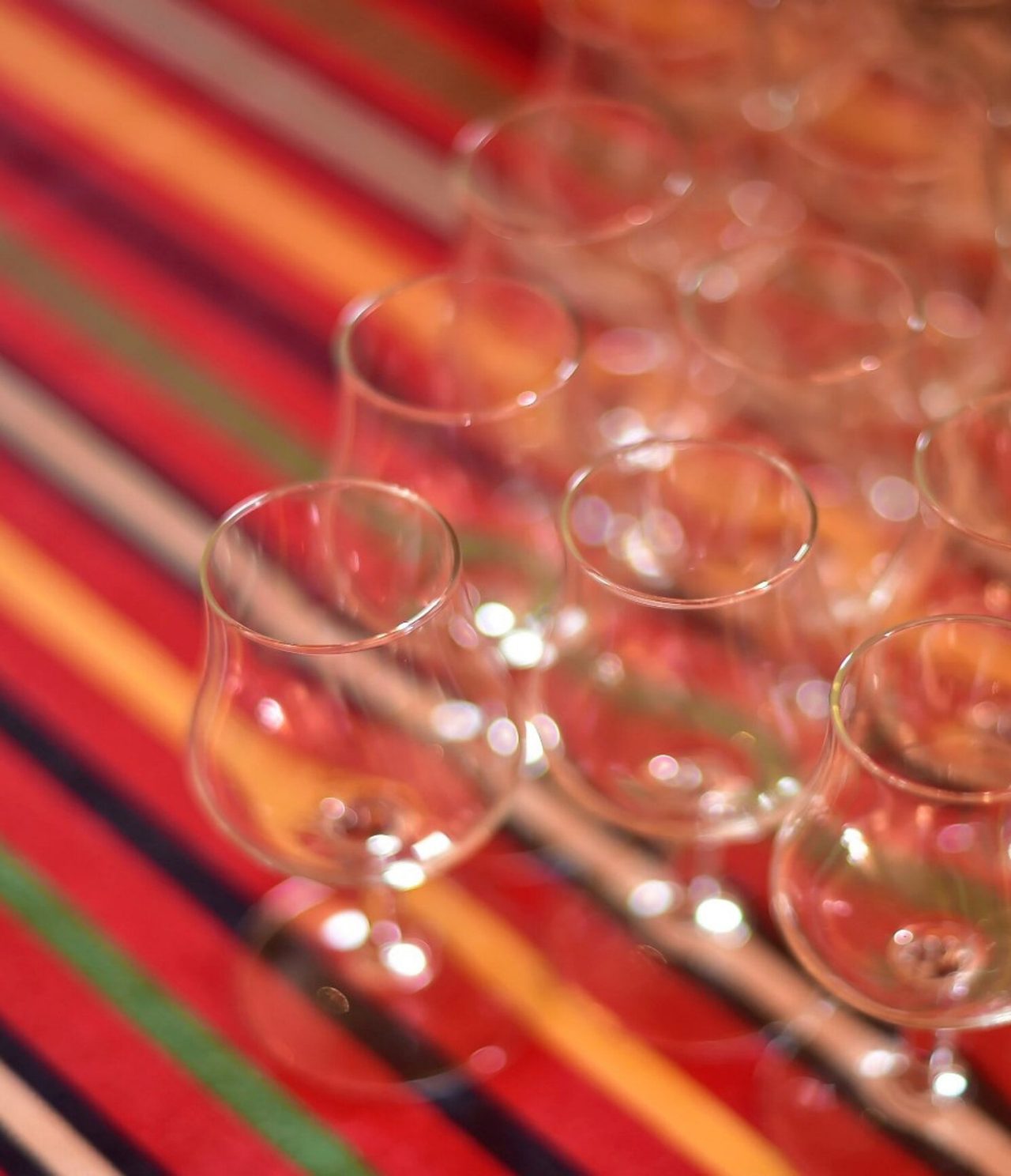 Le restaurant Botanic, de l'hôtel 5 étoiles à Funchal, a table avec nappe rayée et plusieurs verres