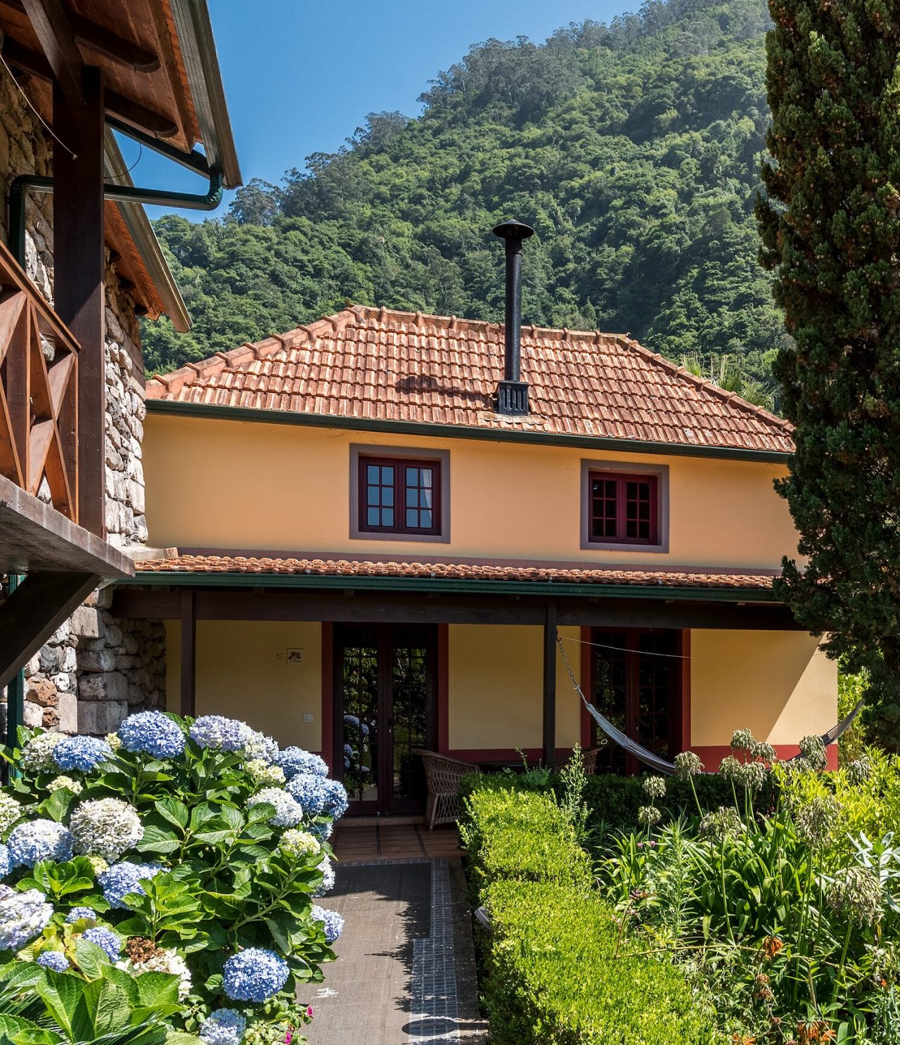 Le restaurant Roseiral, du tourisme rural à Madère, est au cœur de la nature, avec jardin et montagnes en fond